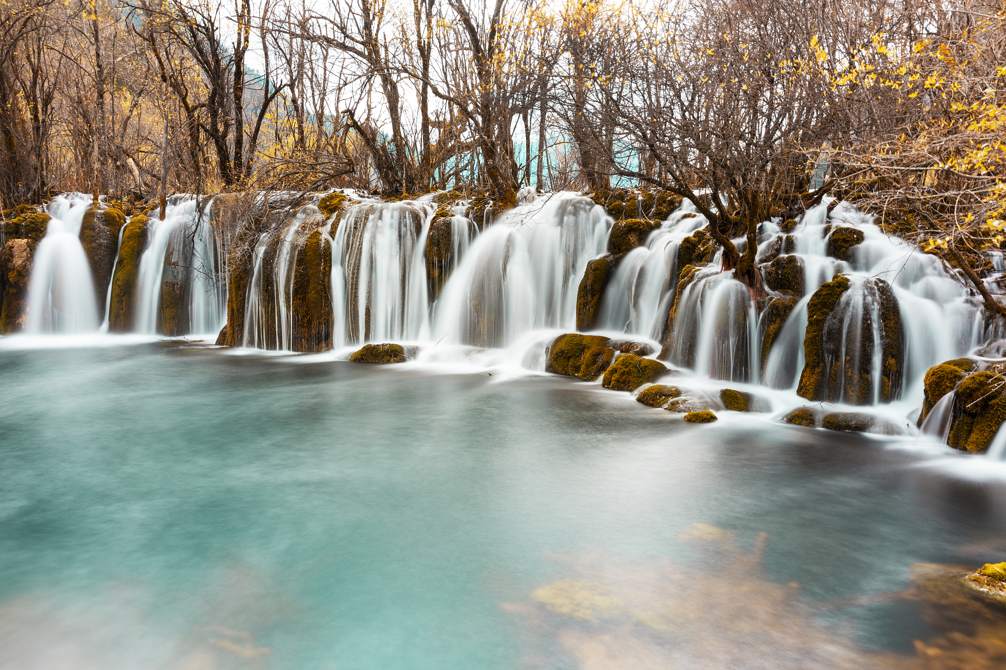 请以100字描述九寨沟的景色