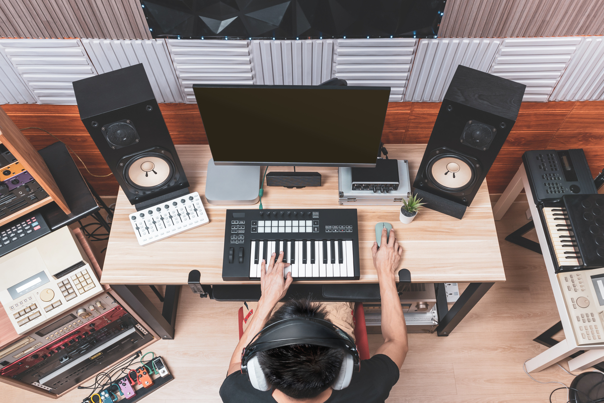 以如何成为一名成功的音乐制作人？为题写一篇700字文章