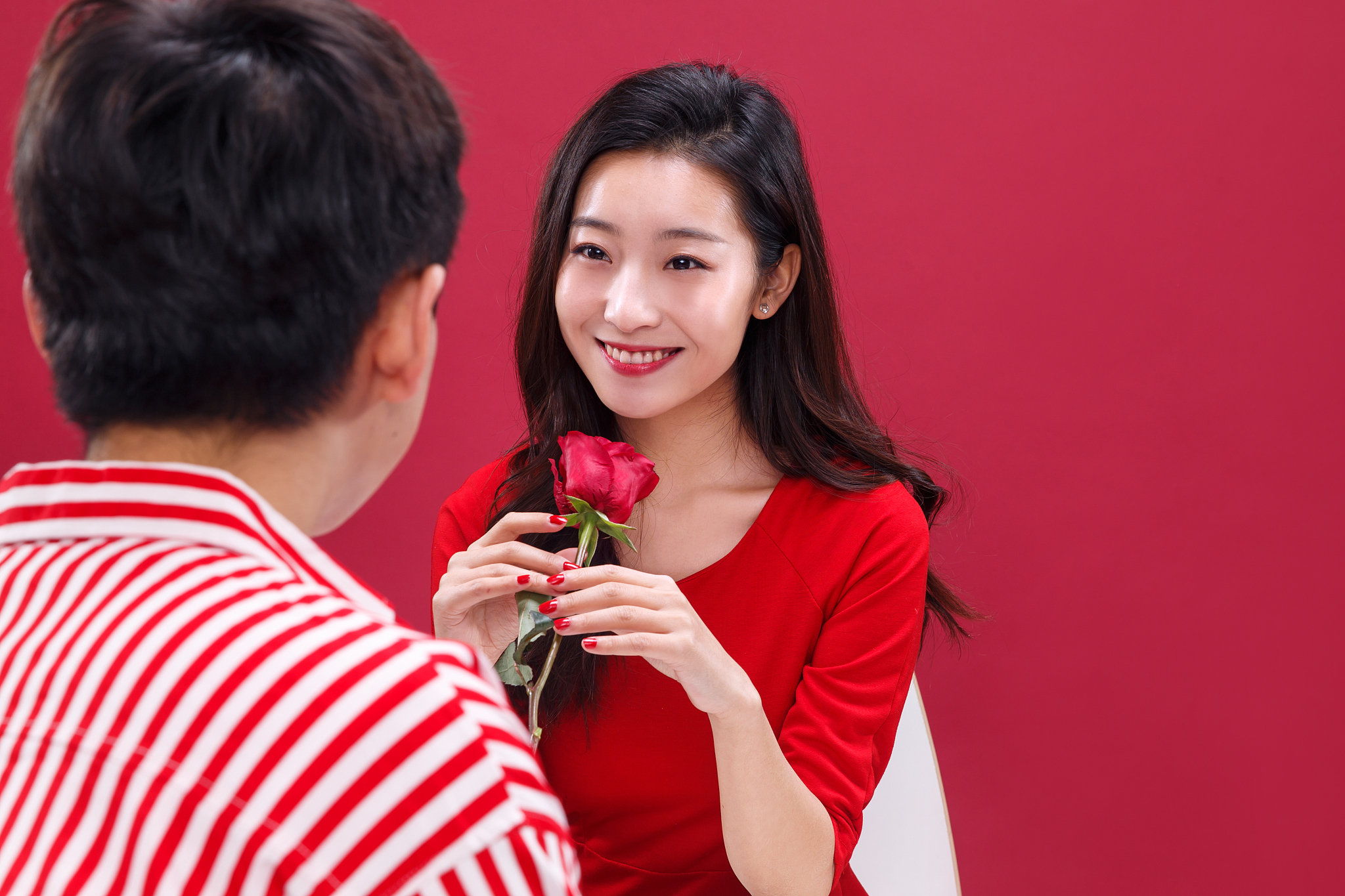 青年男人给女朋友送花