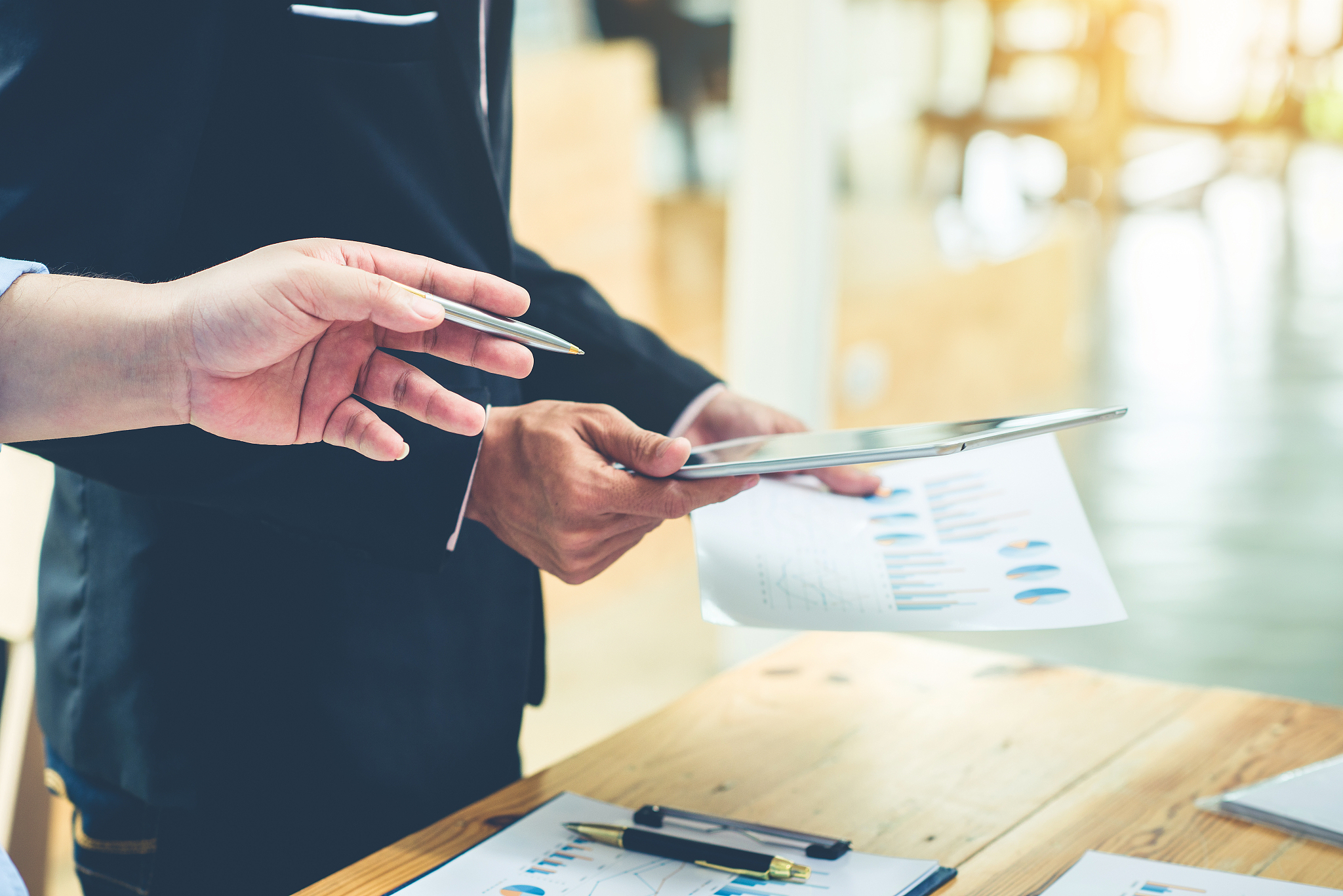 如何选择合适的律师？| 律师收费标准 | 律师团队介绍