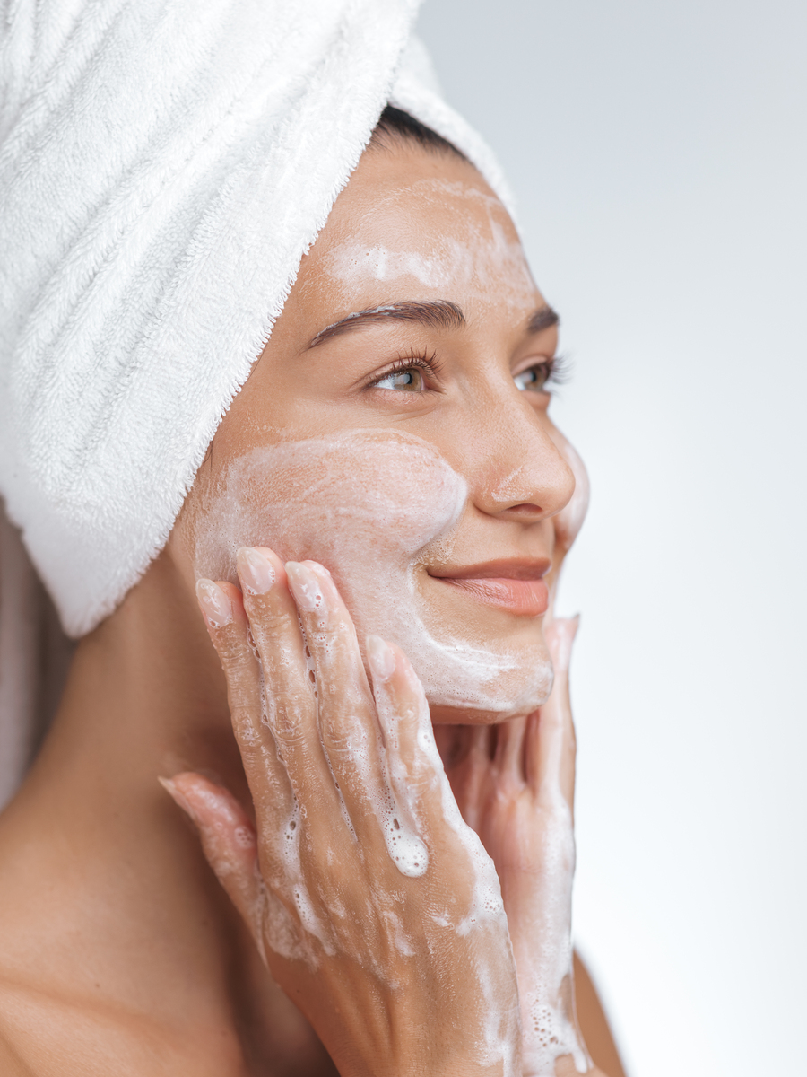 请帮我写1篇600字博客文章主题是：用盐水洗脸