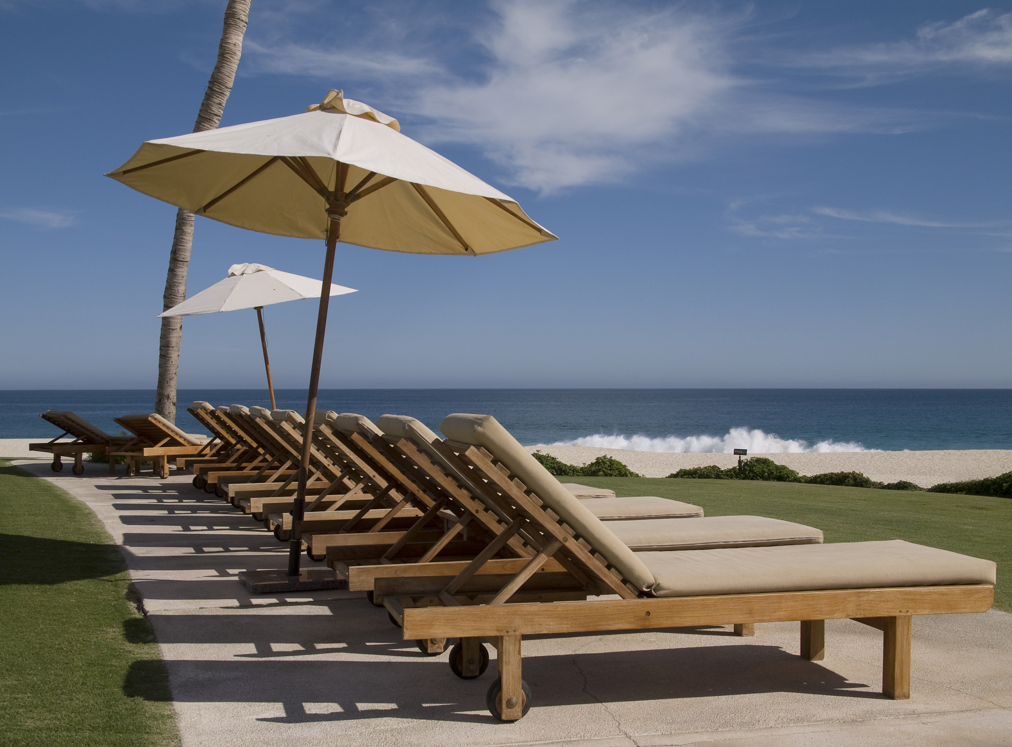 户外沙滩椅休闲躺椅：优雅体验，舒适享受，庭院花园的完美选择