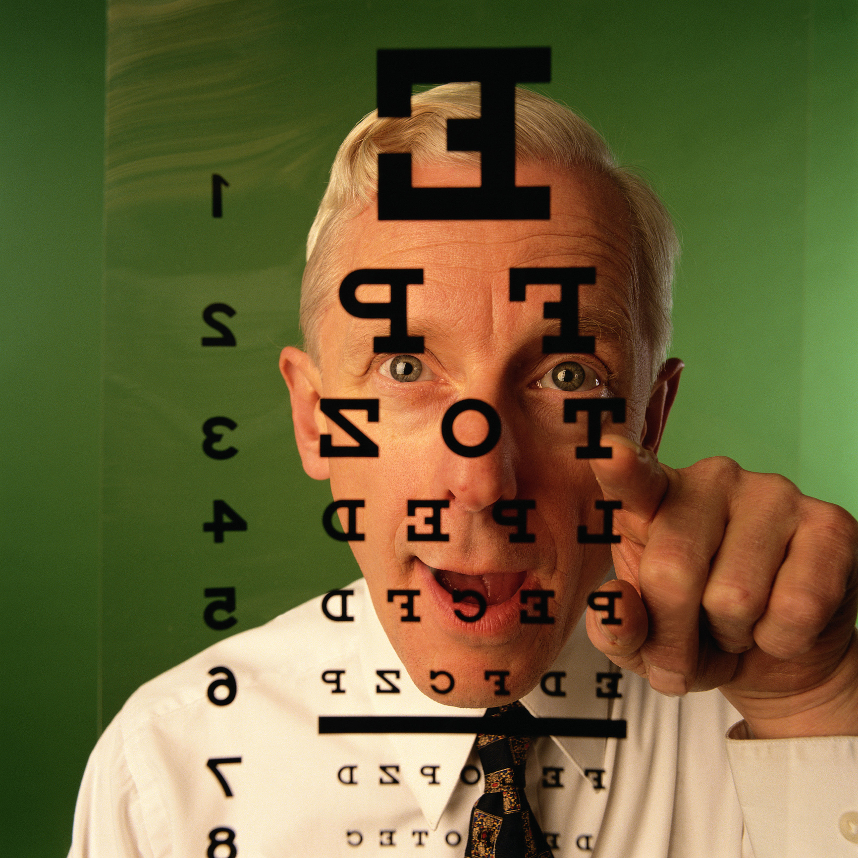 改写 视觉诱发视觉诱发通常选取带有浓厚情感色彩的图片或者视频在实验前设定一定的实验标准向被试者展示不同类型的图片诱发被试者产生对应的情绪。该方式很容易因被试者注意力不够集中而受到外界的干扰。