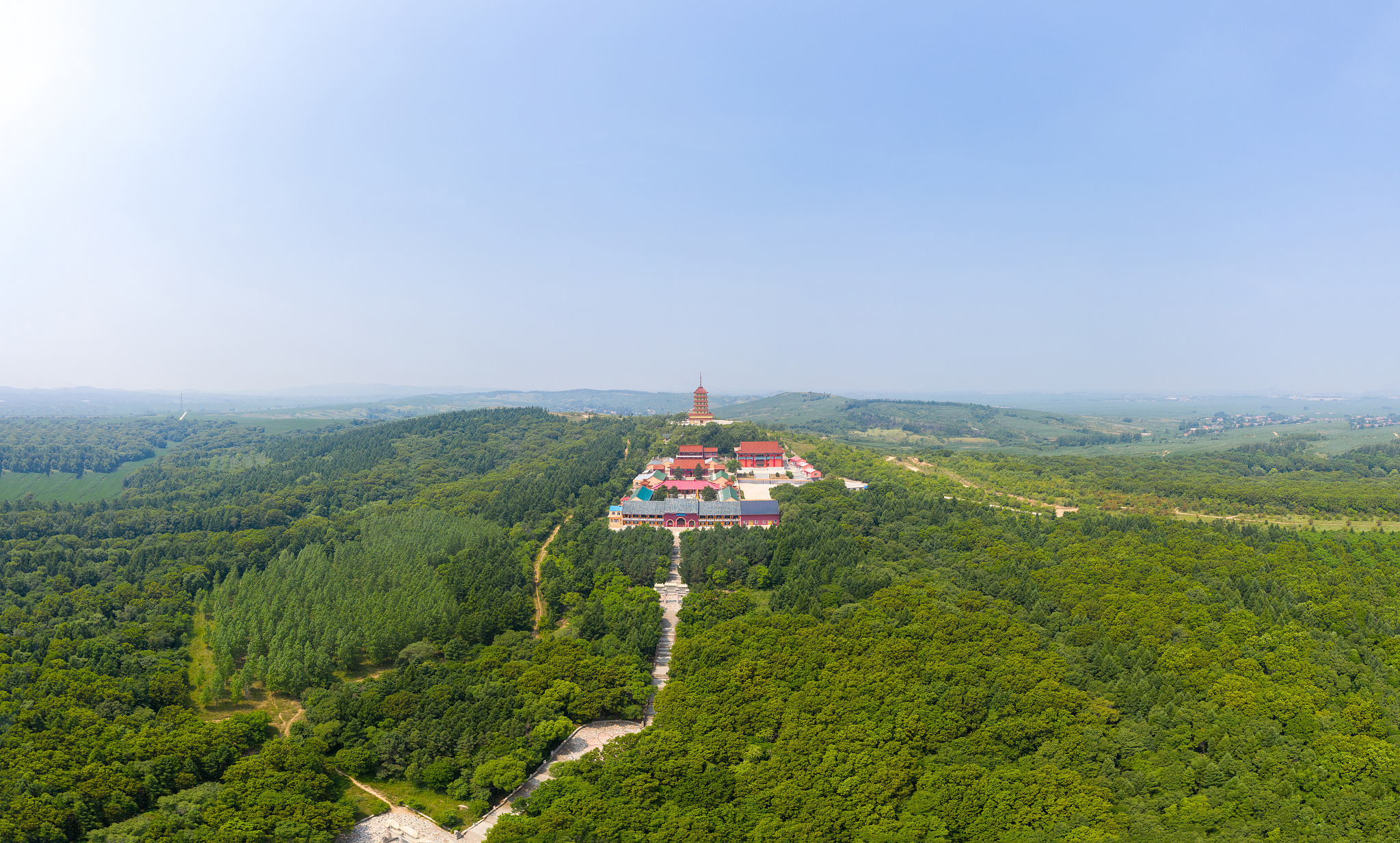 吉林省伊通满族自治县南山旅游风景区山顶寺庙航拍