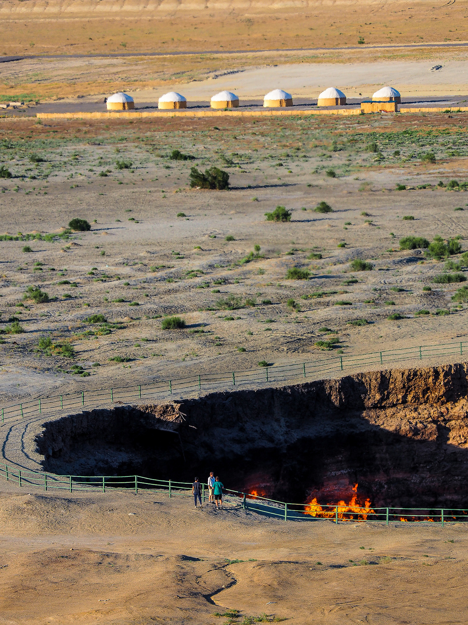 陨石坑大小与下落高度的关系：反比关系