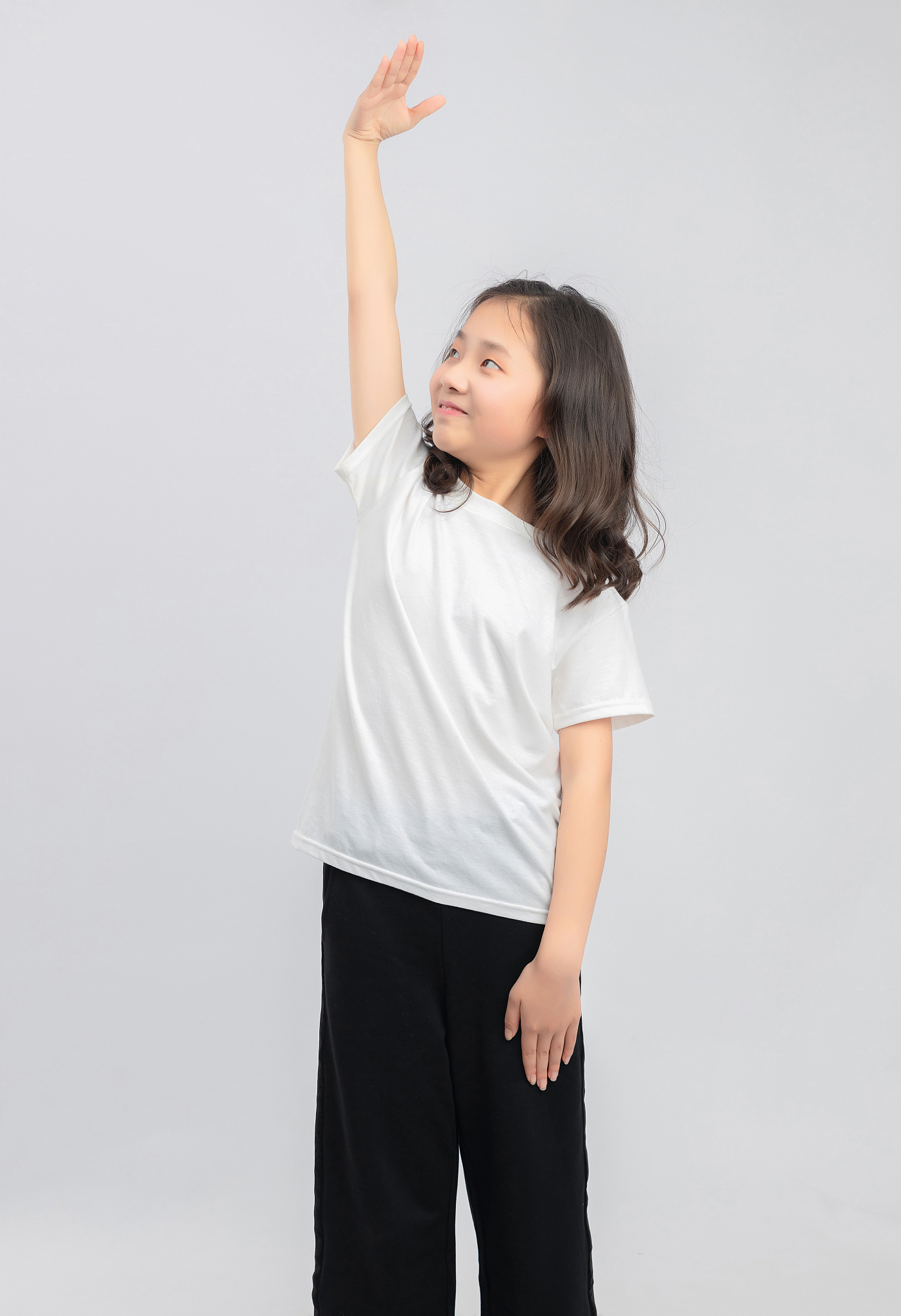 灰色背景里的亚洲小学女生