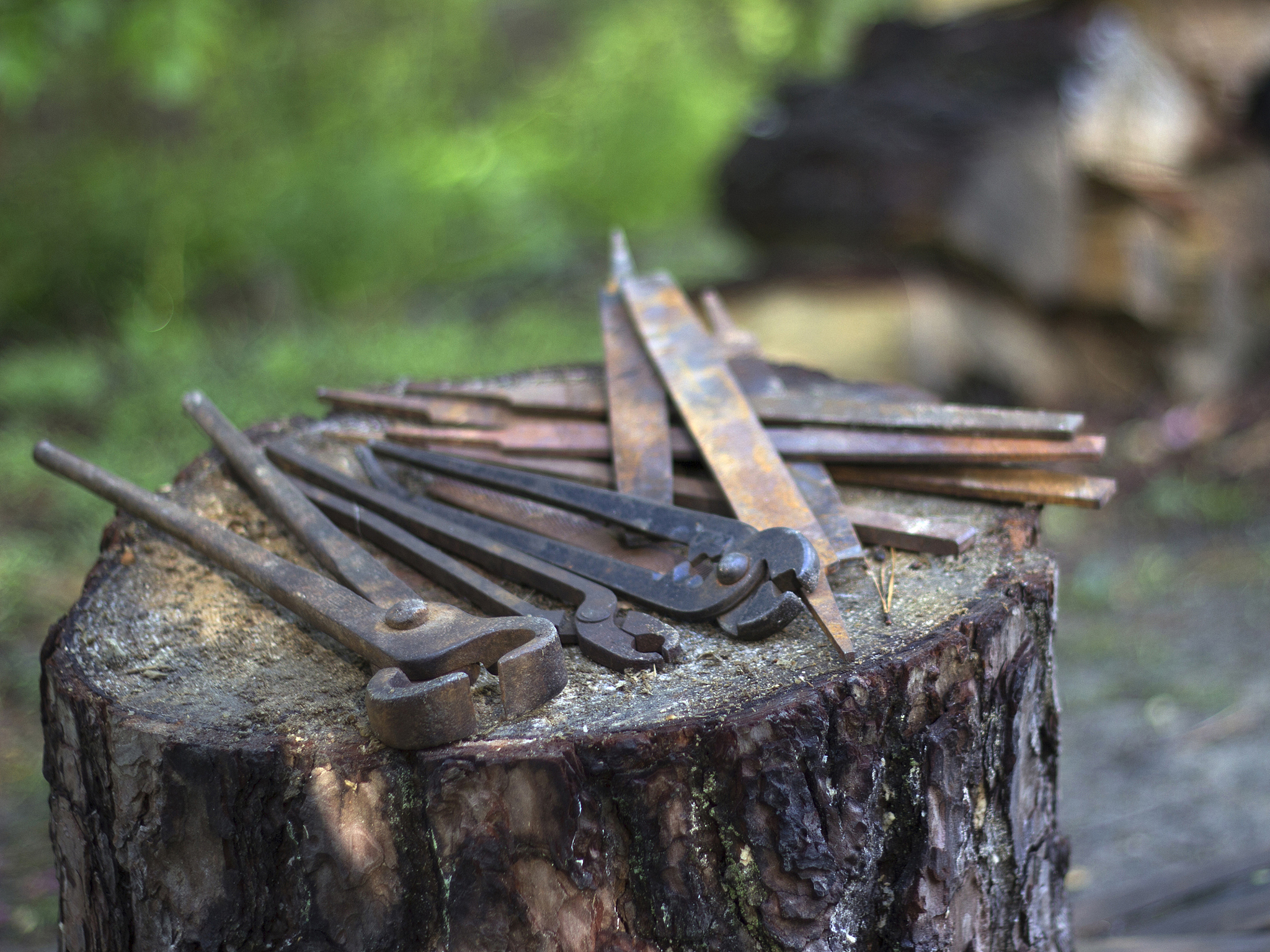 梦见自己拿旧铁木材加工筷子