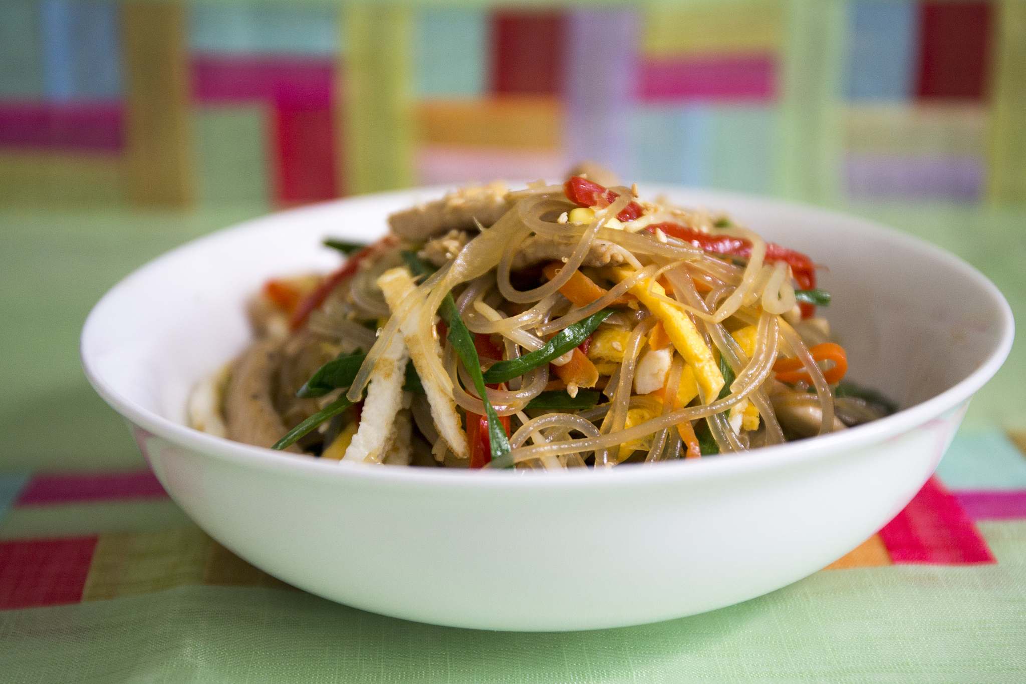 根据下面的内容写一篇1000个字文章近日一则老人在高校食堂82元只买俩素菜的视频在网上引发热议。视频中一位老人拿着一张82元的饭卡只点了两个素菜还把饭盒里的饭倒掉了。有网友质疑这是高校食堂的价格过高也有网友怀疑这是老人故意制造舆论。对此视频中的高校——安徽合肥工业大学回应称该老人是该校的退休教师享受每月82元的饭卡补贴。该校食堂实行自助结算价格公示在每个窗口。老人点的两个素菜分别是麻婆豆腐和豆芽炒