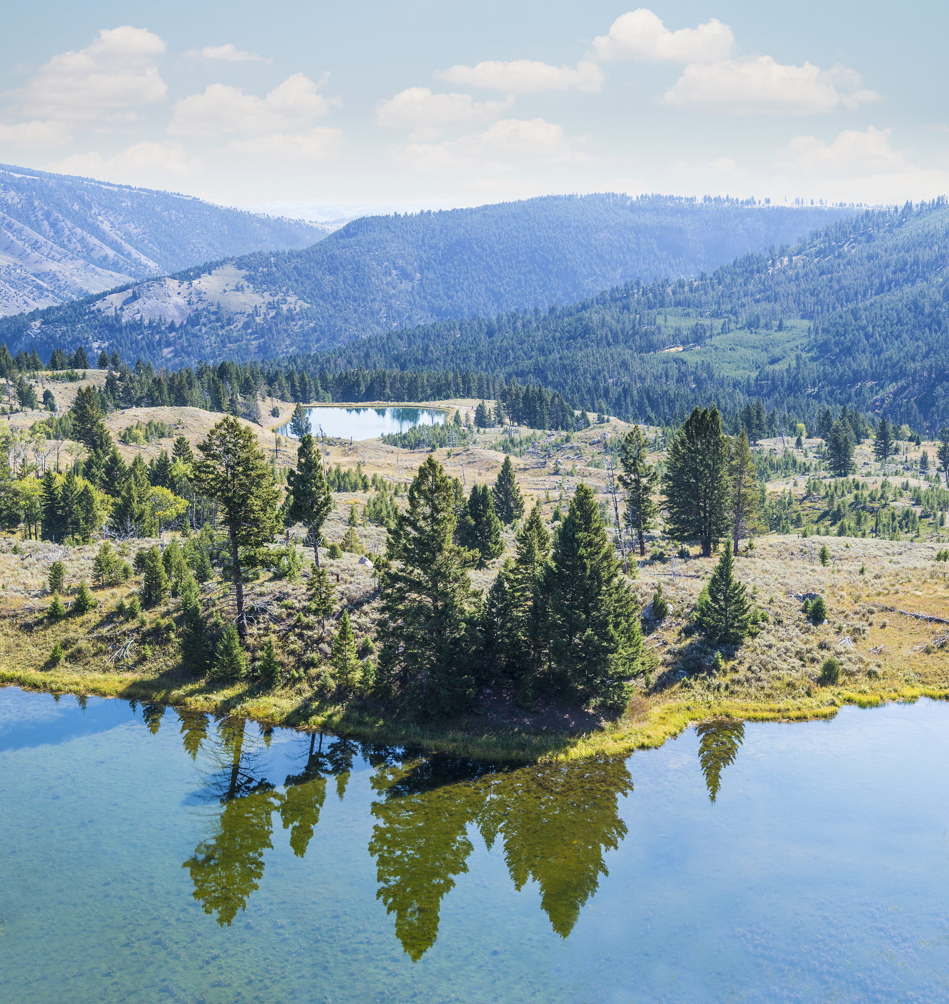 扩写以下内容使其更加丰富：针对目前我国国家公园视觉资源管理意识缺失问题我国应充分发挥政府主导作用加强针对国家公园视觉资源保护的宣传力度提高相关机构、学者与公众对视觉资源保护管理的重要性认知。其次应遵循可持续发展的原则将视觉资源纳入国家公园的自然资源保护体系明确视觉资源管理的在总体规划中的重要地位建立完善针对视觉资源的保护管理条例、标准和规范确保视觉资源的管理有法可依。另外国家公园管理局应积极推动公