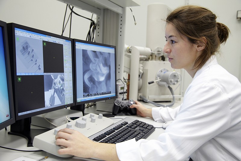 简述扫描电子显微镜的工作原理