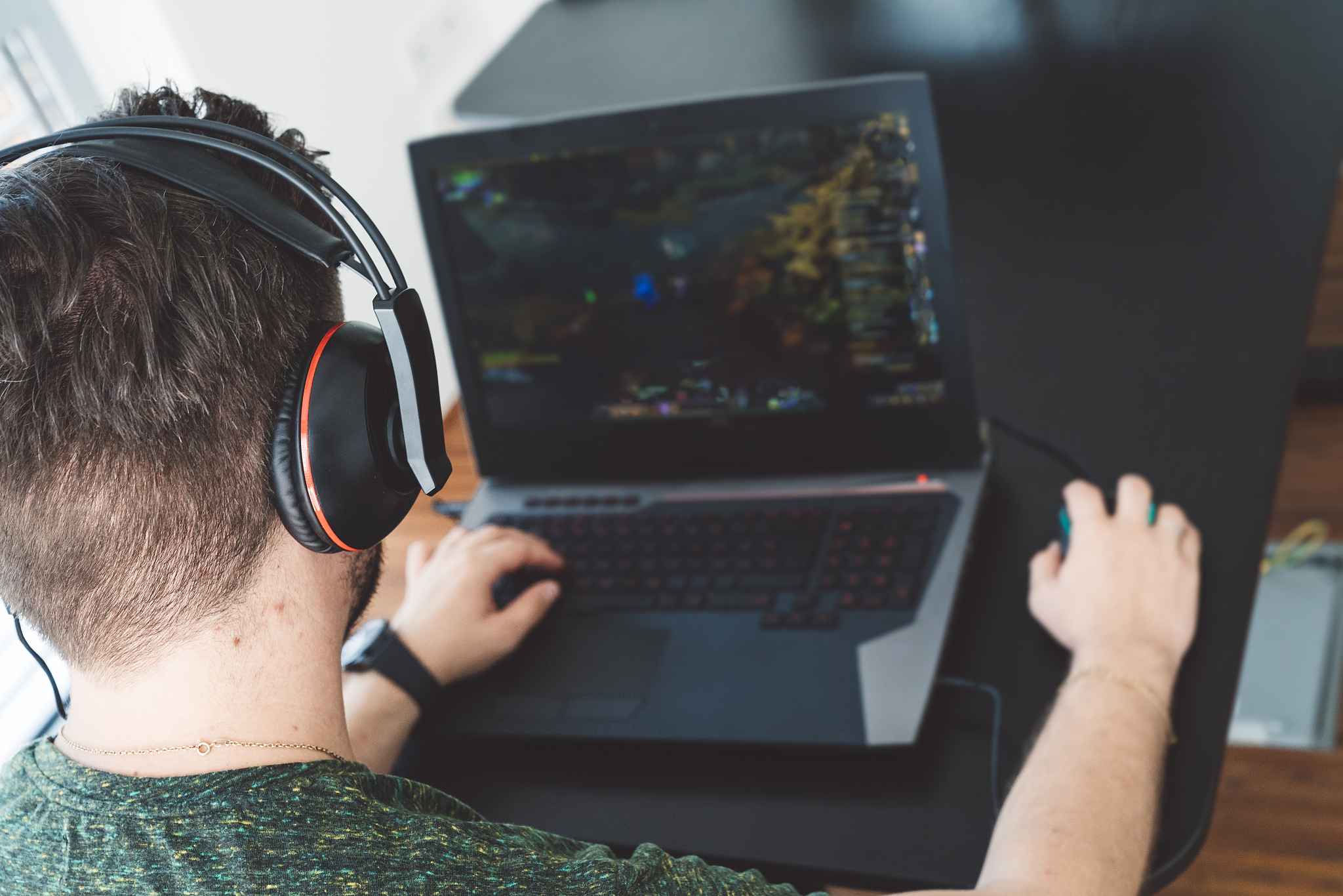 我在学校会打游戏每天都在学校吃饭上课和睡觉毫无意义。现在我需要找工作请帮我写一个个人优势大概150字左右