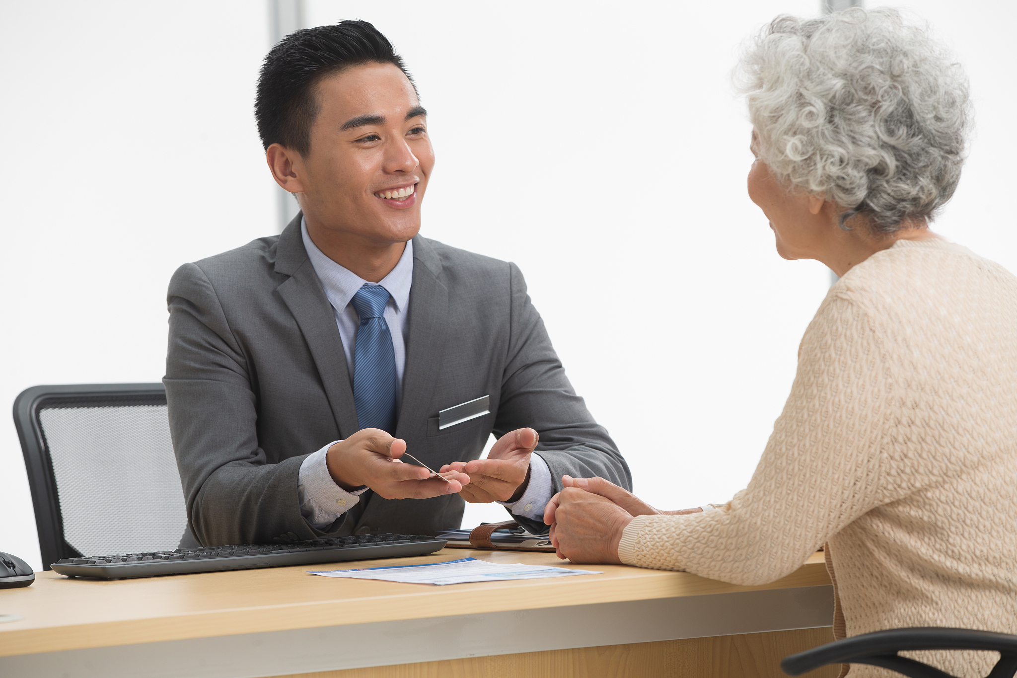 写一个老人入职感受的标题