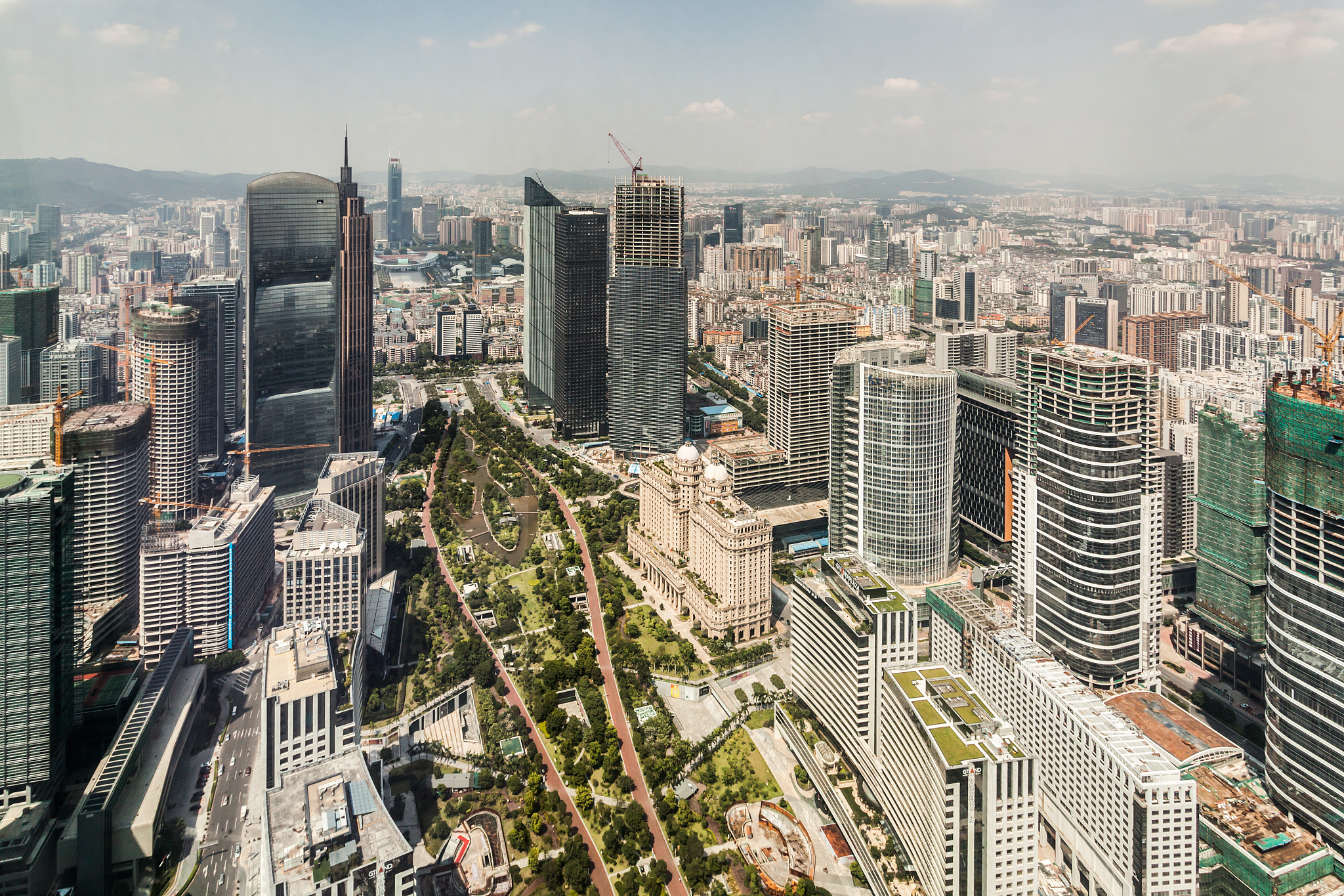 表现宽广辽阔场景，最适合用什么镜头？