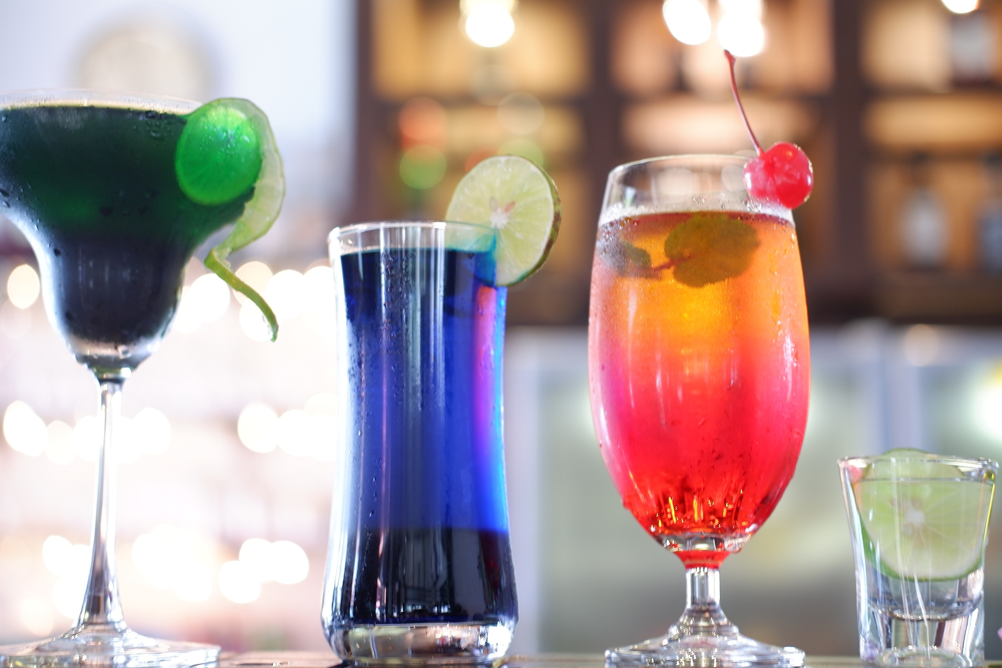 一个玻璃杯 在灯光照亮五彩斑斓
