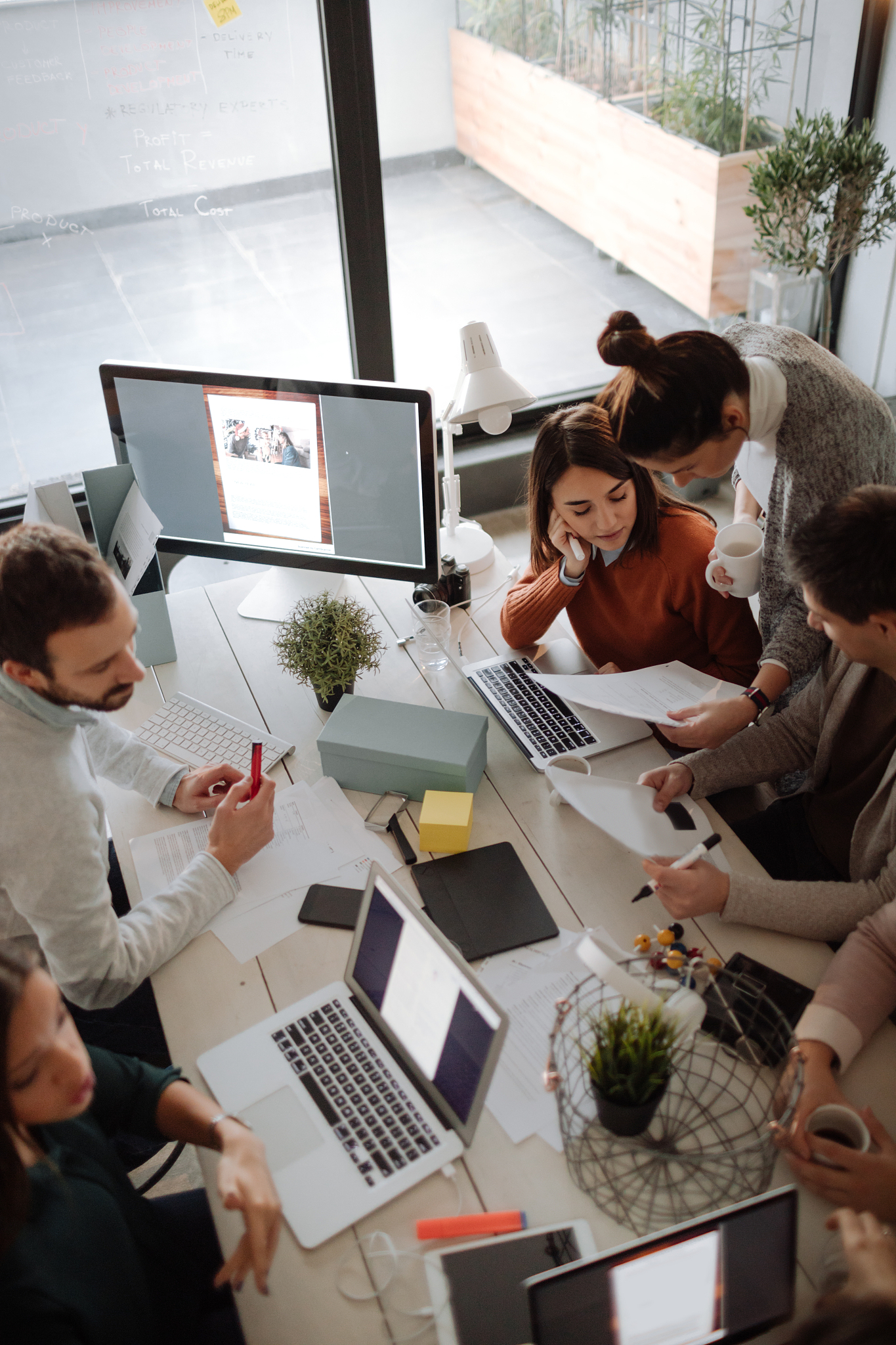 职场趣事：加班开会，员工奇招开溜，反转结局亮了！