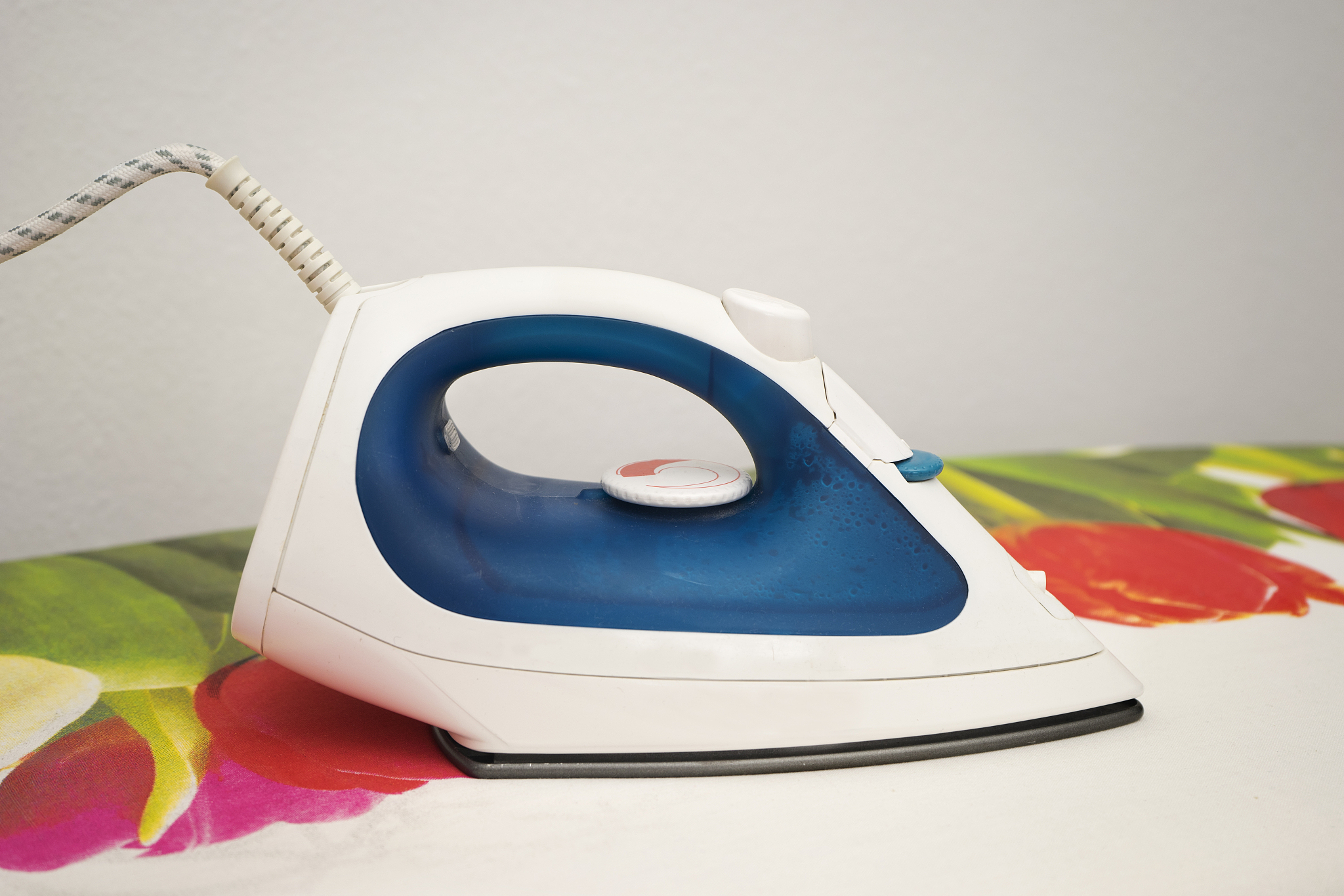 请为我提供一篇关于旋转服装熨斗的广告营销文案口语化一点大约200字。