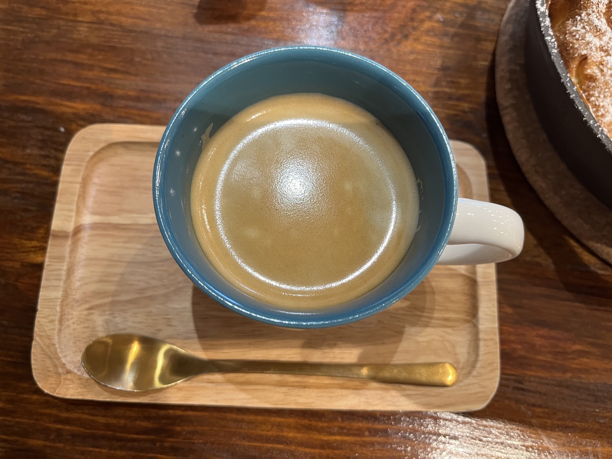 给我编一个有趣的小故事，内容是关于不同的人对于速溶咖啡、挂耳咖啡、浓缩咖啡、手冲咖啡的不同看法，而互相看不起，结果都闹了笑话。