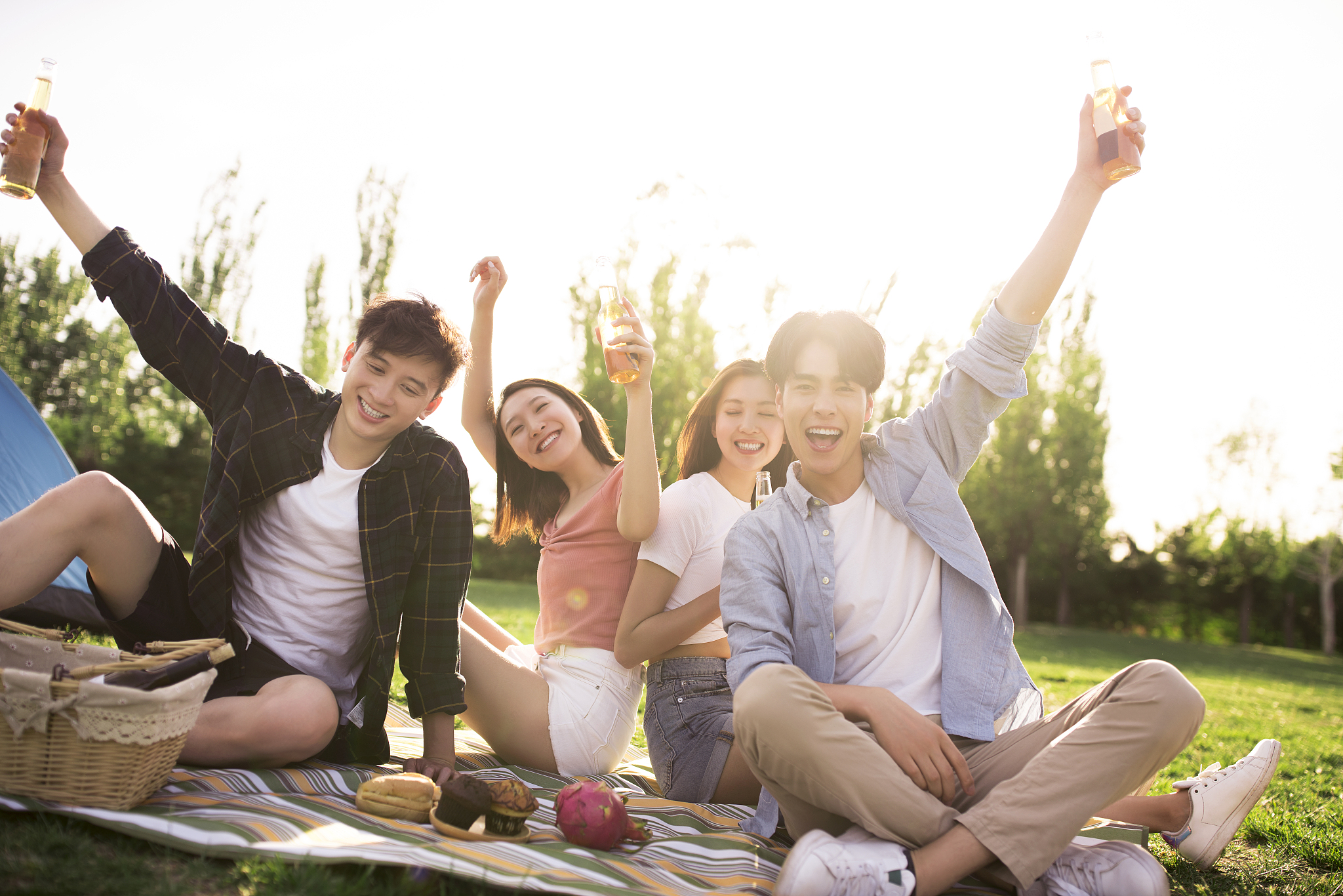 那一刻那种别后再聚的幸福感像长江奔向大海一头扎进海的怀抱。换几种类似比喻