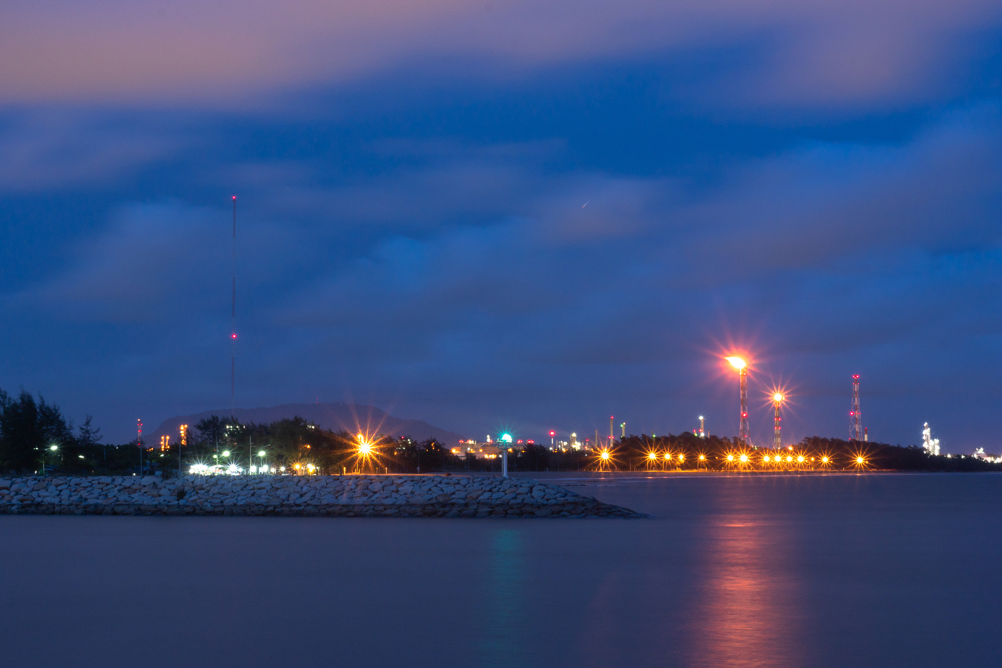 某人夏天开风扇纳凉空气温度为294⁤ 风扇吹出的风速为183ms。人体从 事较轻的体力劳动新陈代谢率为879W。把人体看成是直径03m、表面积167m²的 圆柱体不考虑辐射效应。求人体体表的平均温度。
