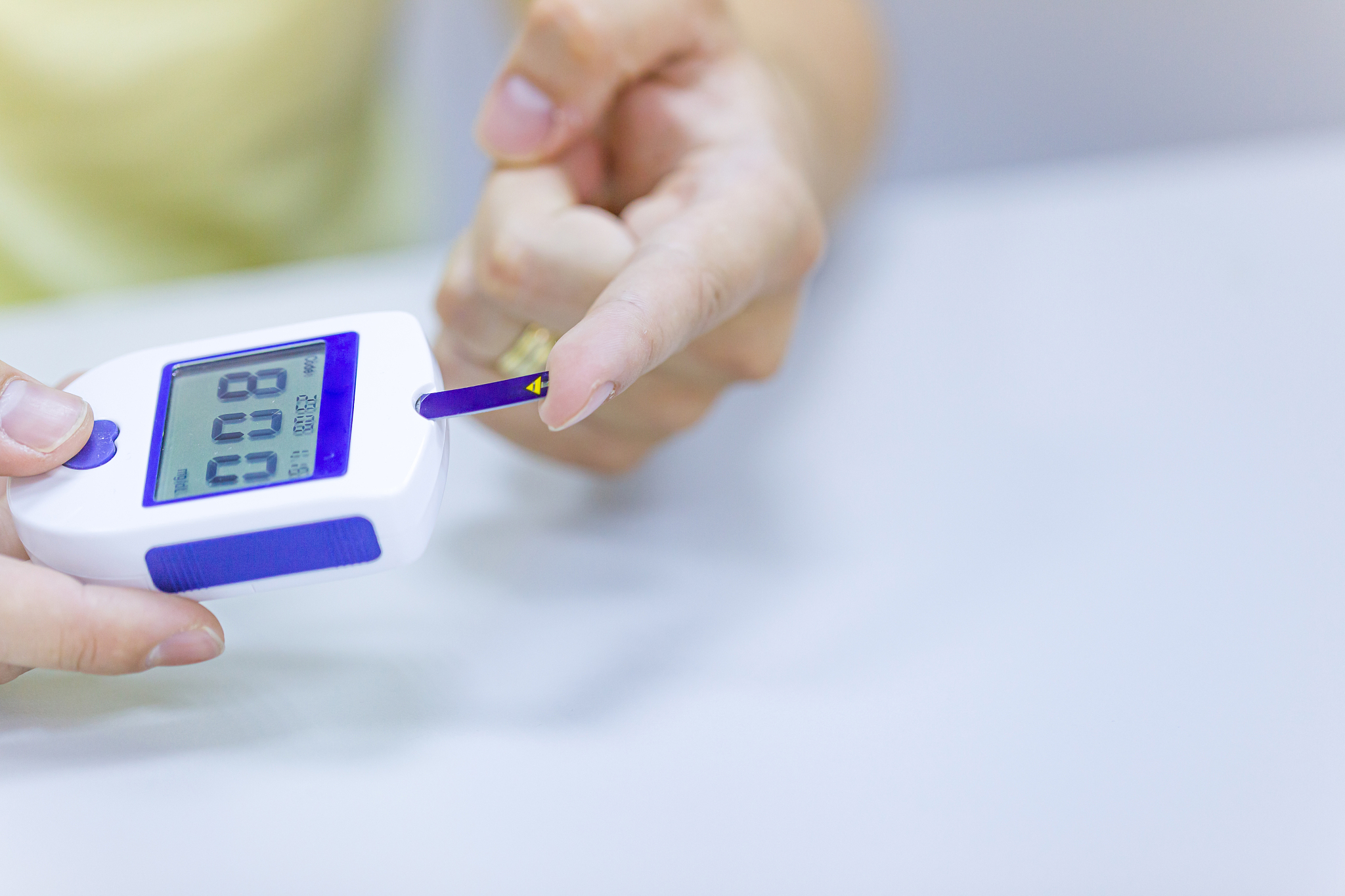 患者血氧饱和度上不去采用了吸氧的方法患者家属不同意有创插管资料有哪些备选的治疗方案能改善情况