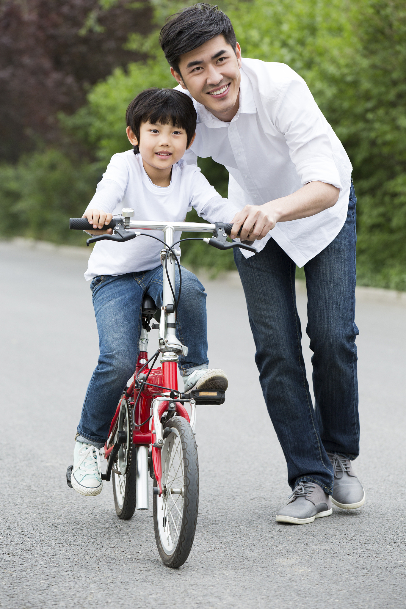 按初中生的视角优化下面的这段作文使内容更生动。再增加一些修饰词。然而这份畅快是建立在爸爸无数次陪同我骑行反复提醒交通安全的基础上。刚开始骑车上学那几天爸爸总是尾随在后不厌其烦地提醒我注意骑车姿势、观察车辆、遵守交通规则、避让行人等等犹如在教我蹒跚学步。有时候我觉得他有些唠叨但正是爸爸的耐心教导和无数次的骑行练习让我的交通安全意识越来越强才换来了我每天自己骑车上下学时爸爸的放心。