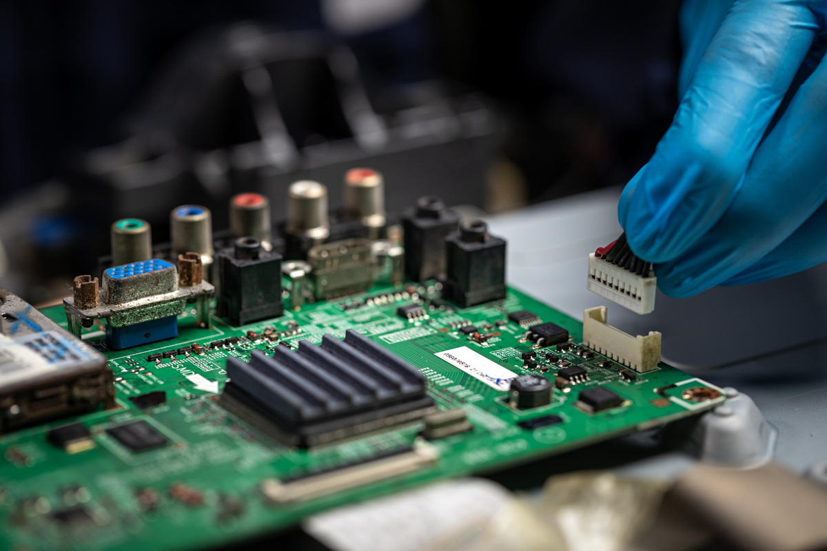 中断处理过程中的关键步骤：关中断