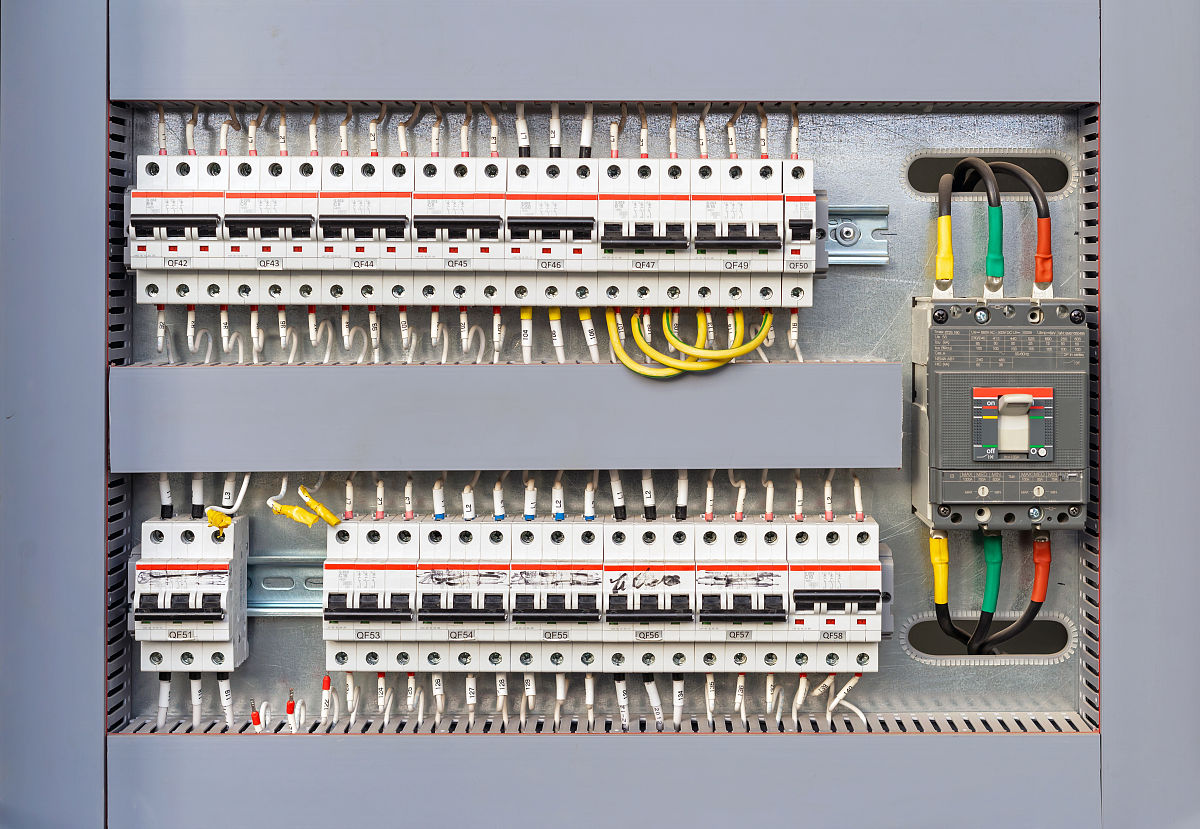 我用PLC软件设计了一个设备采用了SIMATIC ET200 CPU 1512SP 型号 能帮我在报告中介绍我使用的PLC控制器吗