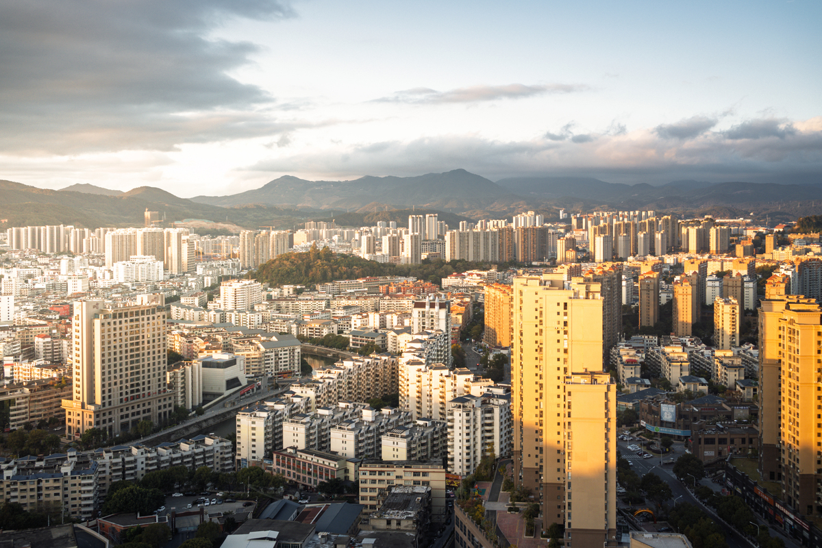 福建泉州德化县的日出城市景观