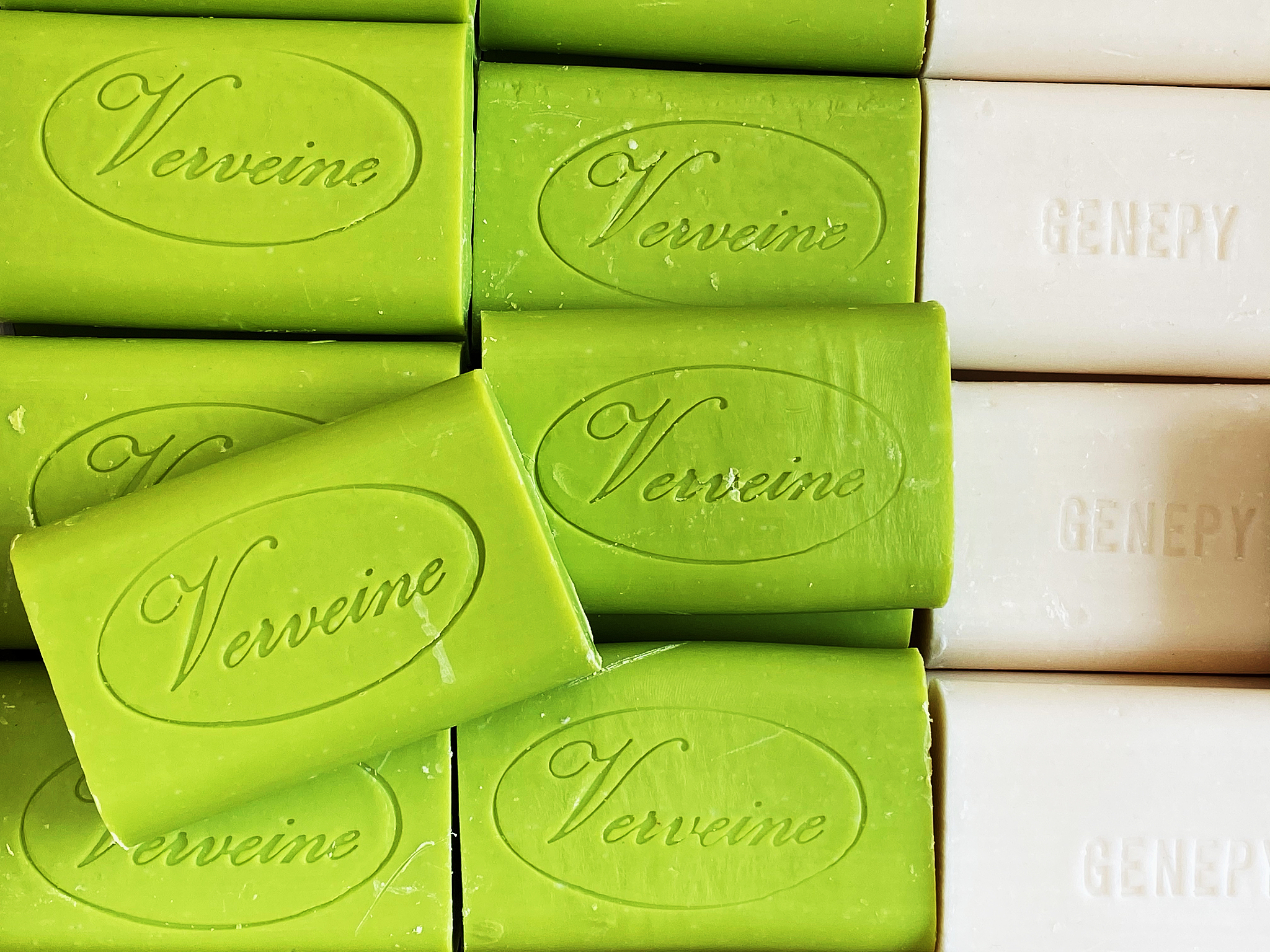 芦荟皂有什么作用1 清洁皮肤：芦荟皂能深层清洁皮肤去除污垢和油脂。2 去除角质：芦荟皂含有天然的果酸和酵素能够去除皮肤表面的角质层使皮肤更加光滑。3 舒缓皮肤：芦荟皂含有芦荟的成分能够舒缓皮肤减少皮肤炎症和过敏。4 保湿滋润：芦荟皂含有丰富的天然保湿成分能够滋润皮肤防止皮肤干燥。5 祛斑美白：芦荟皂中的芦荟素能够减少黑色素的生成有效祛斑美白。6 抗菌消炎：芦荟皂中的芦荟多糖和黄酮类化合物具有抗菌消