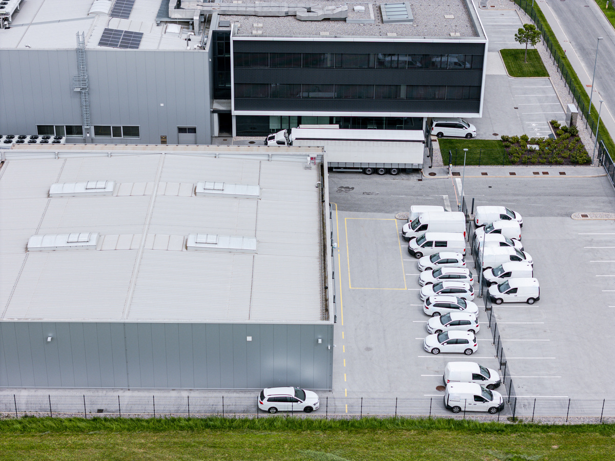 请翻译据收货人消息收货人于6月8日开始安排车辆回运天津港码头筒仓剩余的我船货物截止目前根据码头数据共回运4车136吨。根据its取样时反馈信息回运货物的状况较10号筒仓表面看到的货物状况稍好一些。按照指示6月9日我们前往工厂了解了加工情况根据收货人原粮部信息回运的来自我船的大豆直接进入了feeding silo No 14当时该筒仓剩余大约1500吨左右其他船的良好货物该筒仓货物当时正被用于生产。