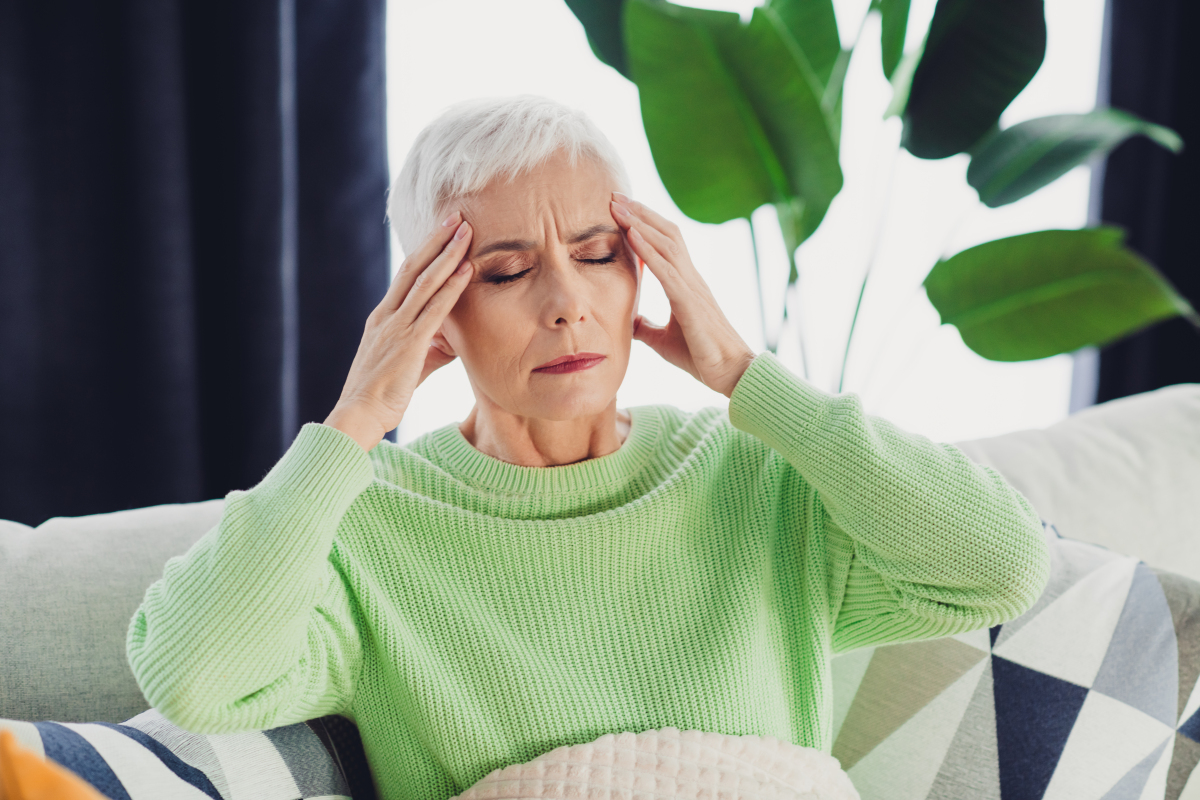 打哈欠是一种很正常的生理现象但它的负面作用远远超过人们对此的乐观期望。本文将告诉大家打哈欠的坏处有哪些应该怎么避免。1 哈欠可能会让你变得有些神经兮兮打哈欠时人的眼神比较闪烁看起来非常焦躁。当人在疲劳时哈欠也会让人感觉更加疲劳。而且当人在哈欠时大脑会释放一些化学物质这些化学物质会干扰心脏健康从而引起心跳加快。2 哈欠可以让人变傻人一般打哈欠时呼吸会加速这时体表的血流会减少会给人一种更加疲倦的感觉。