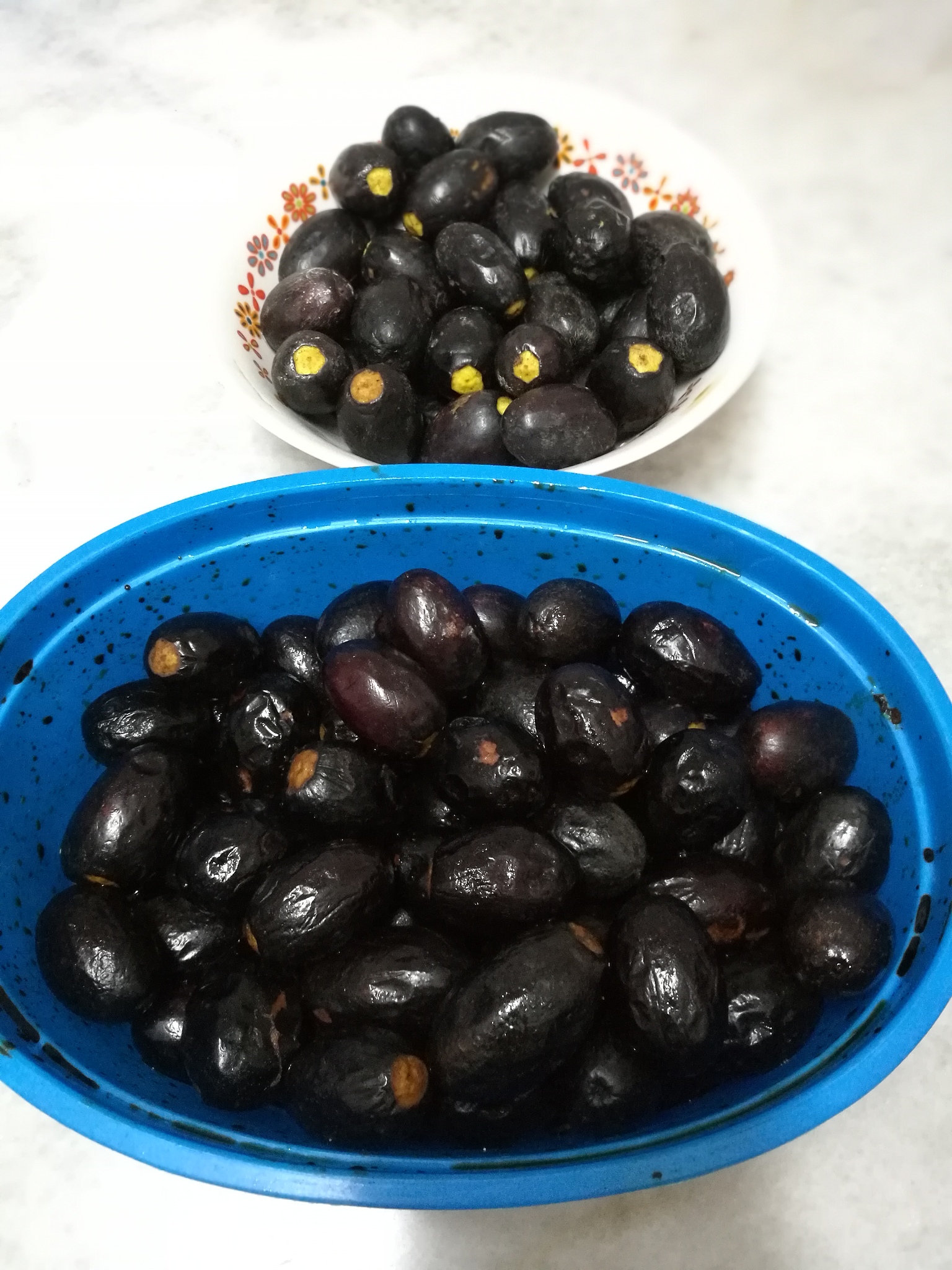 像鹌鹑蛋大小的黑色水果