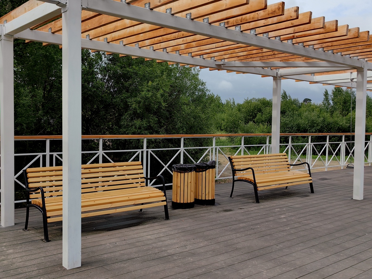 户外廊架坐凳维护保养施工案例 - 敬业维护，确保安全舒适