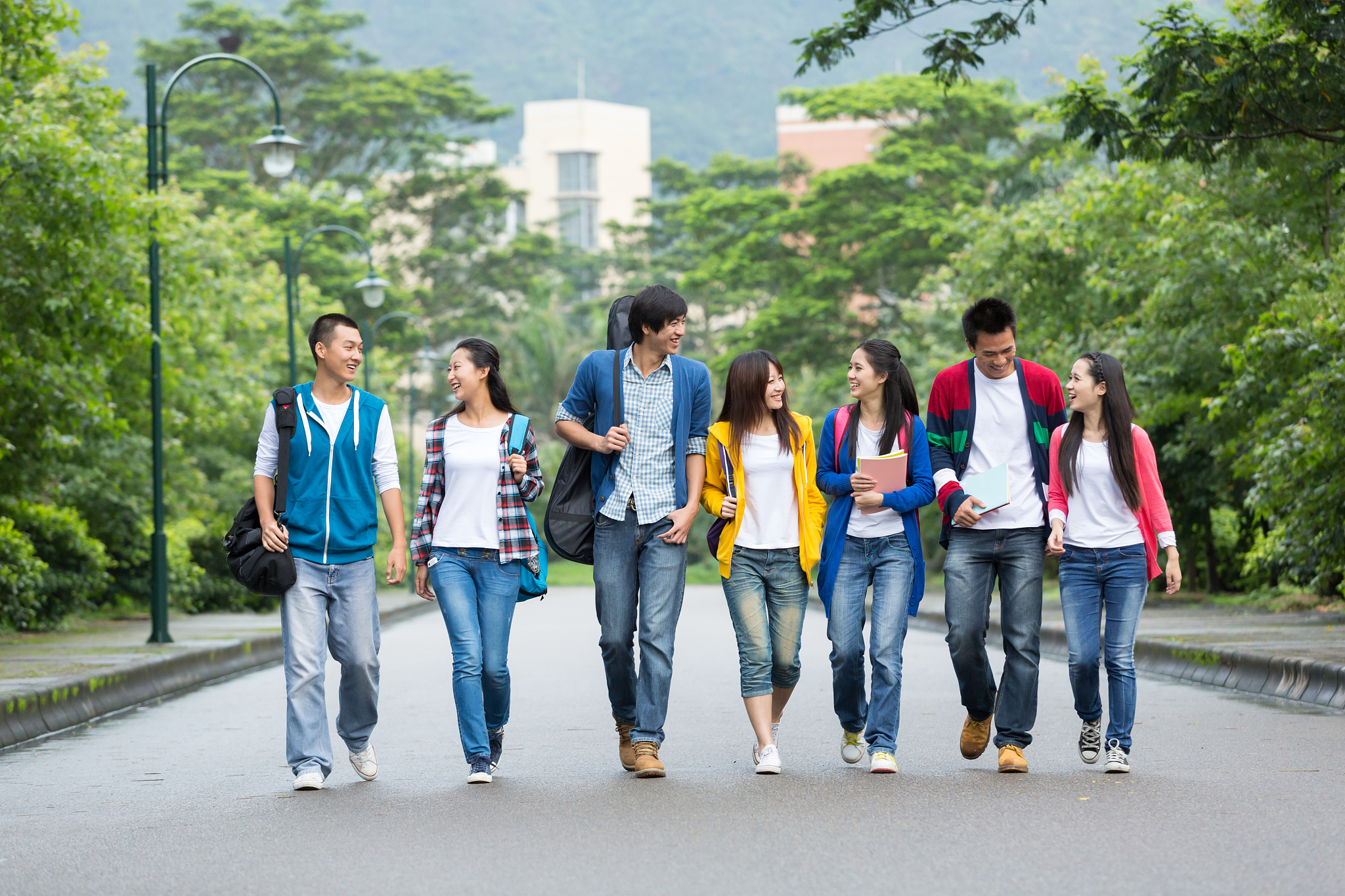 东方学生在校园里