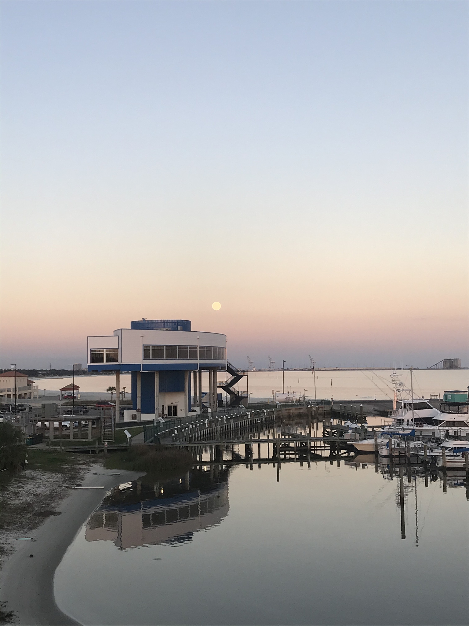 海盐县勤检南路附近有滨馆吗？