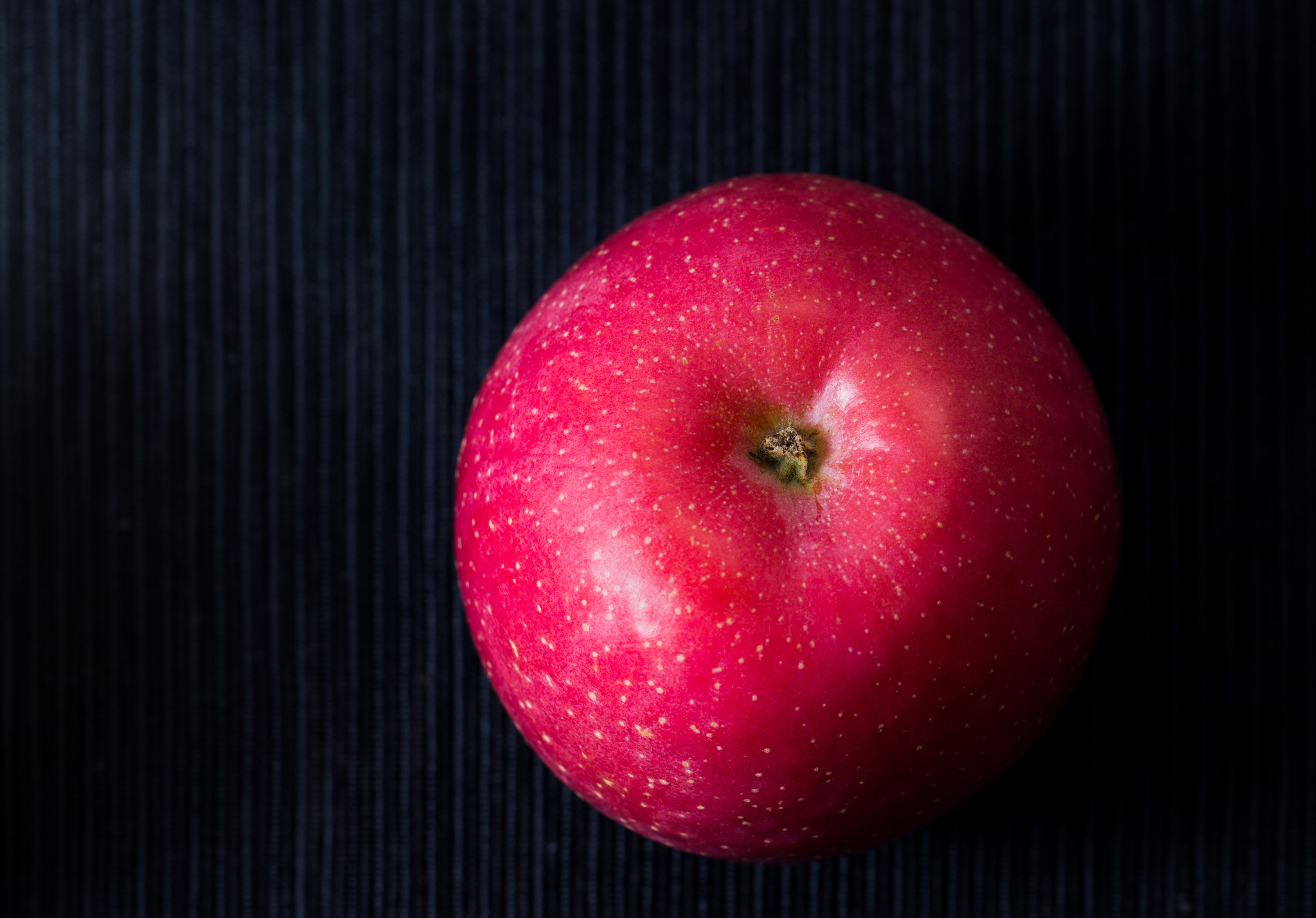 apples on the table