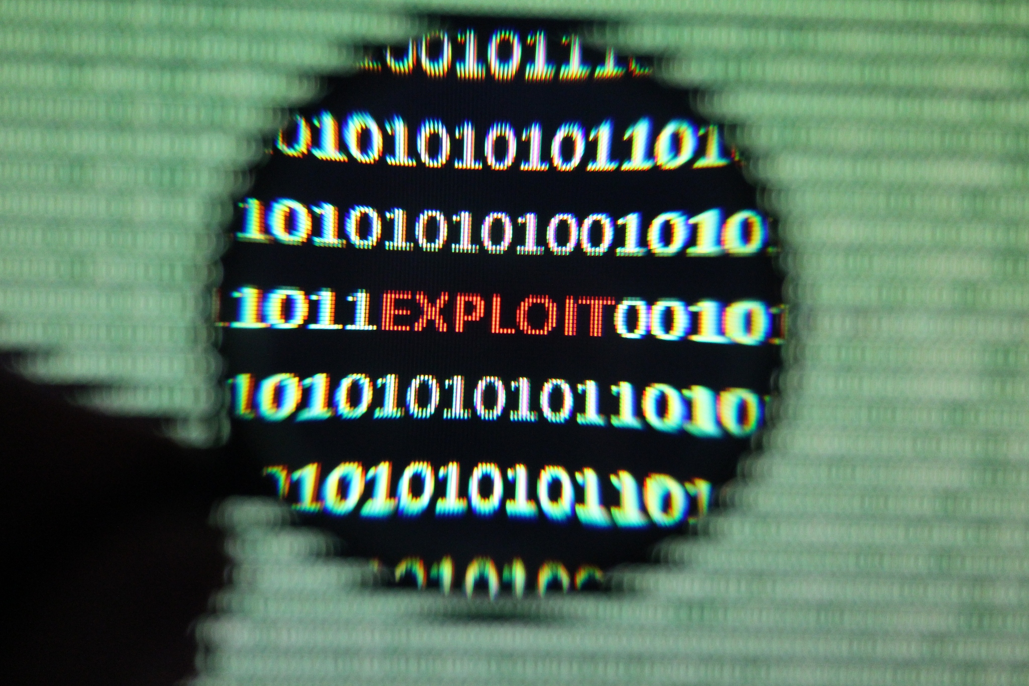 多对非对称预测误差直方图修改的可逆信息隐藏方案。