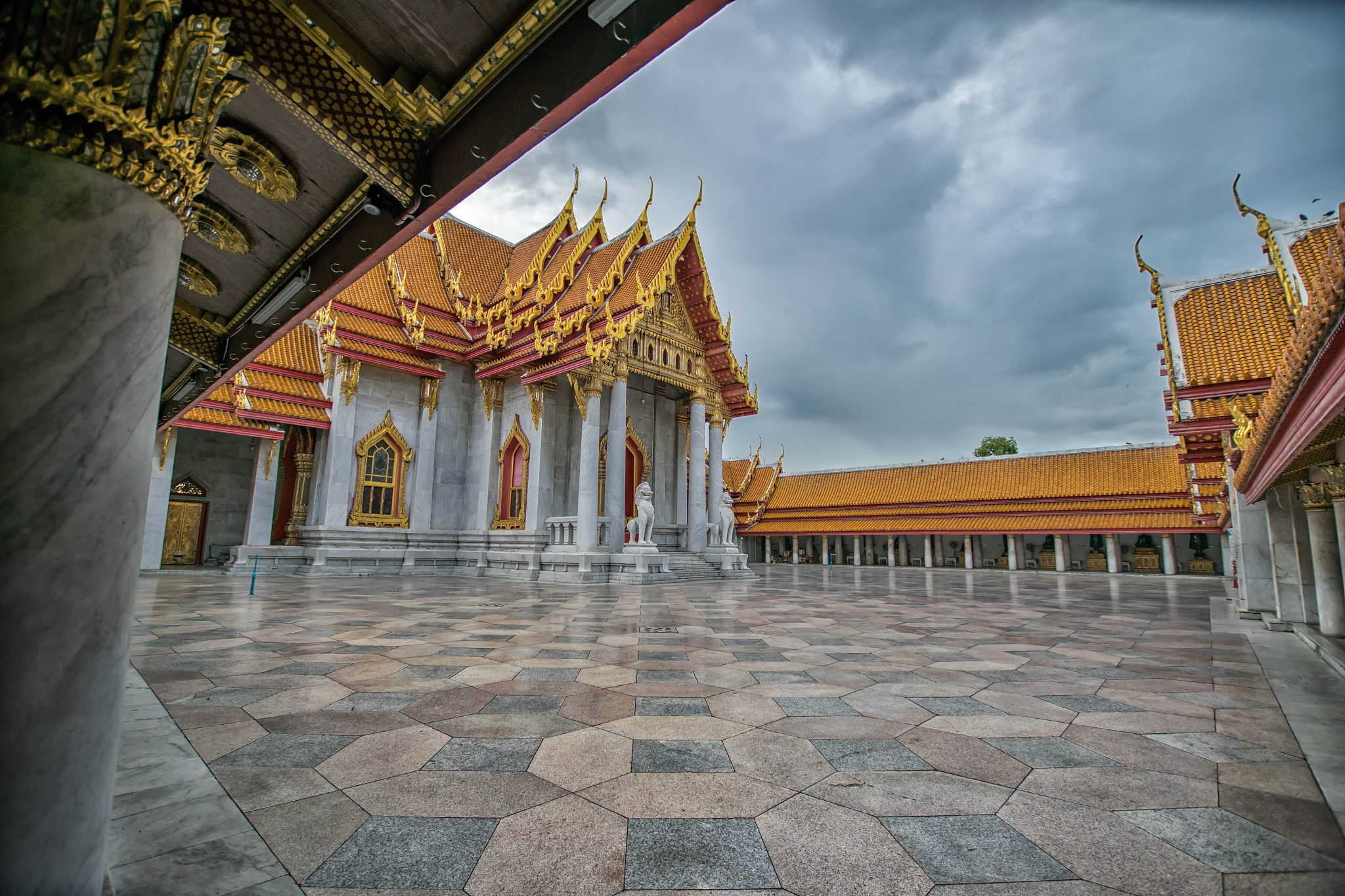 temple in bangkok, beautiful thai temple wat benjamaborphit in t