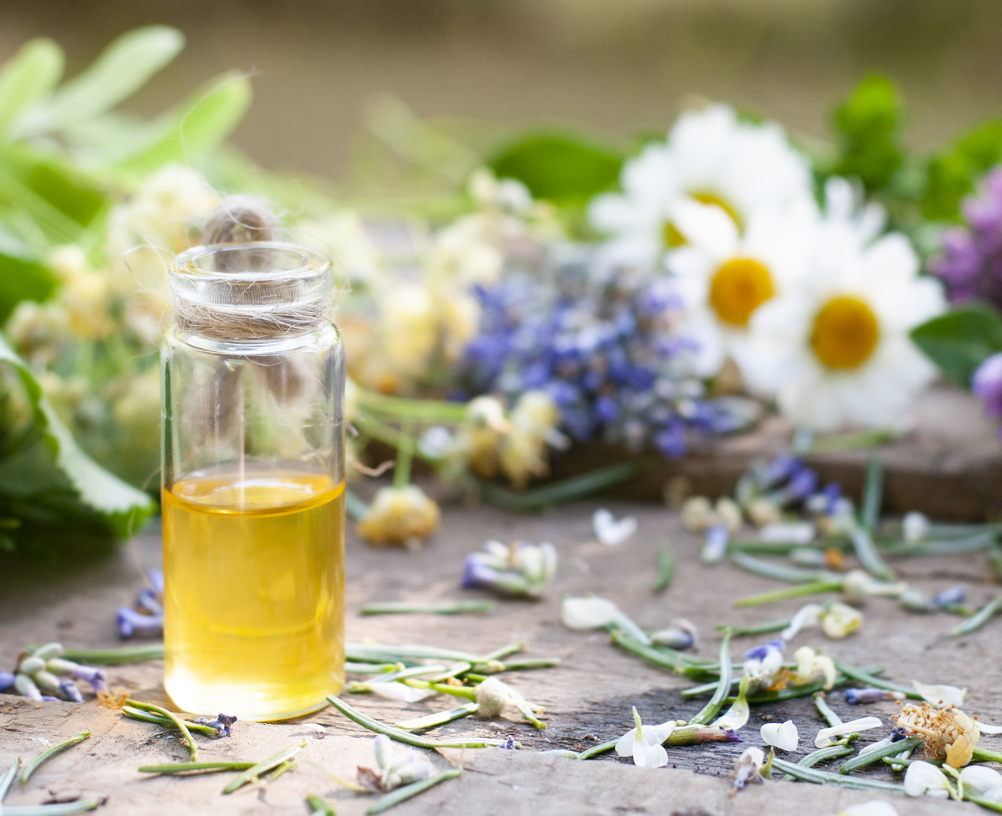 帮我写一个关于精油的文案内容主要分为三个部分第一个部分为自我介绍第二部分为精油的成分第三个部分为精油的功效第三部分要拿出相关的论文或者学术证据来论证