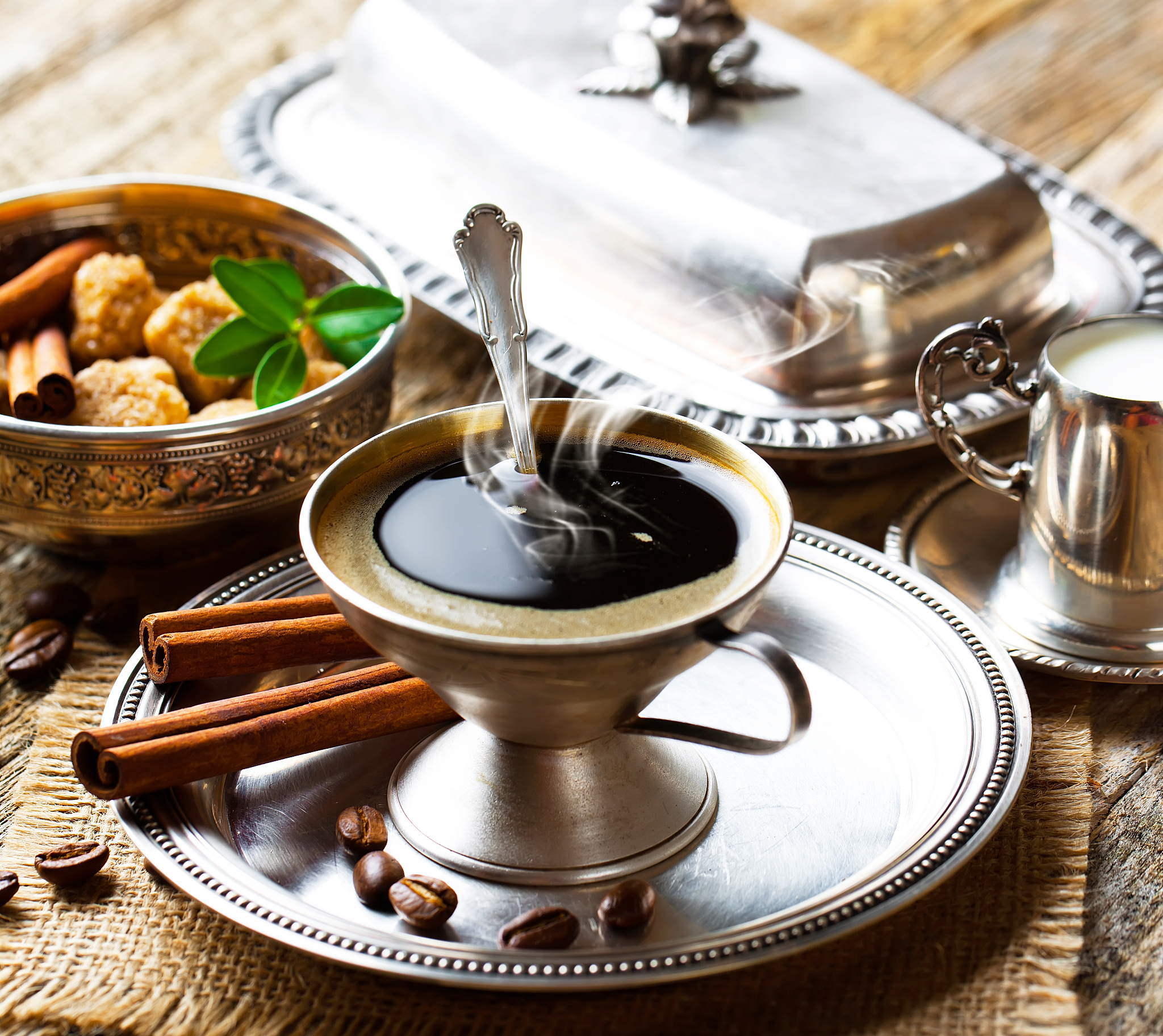 一个仙风道骨的老头在煮丹汤咖啡地上散落着道具椰子咖啡豆奶牛。忽然他停下手里的活左边闻闻右边闻闻随后跟着香气飞了出去最好是平行移动。从灌木丛里的偷窥视角两个旅者正在休息喝着咖位的咖啡老者手指一指吹了一口仙气他们的书包便自己打开了飞出来两瓶咖位飞到老者手中老者喝了一口你觉得怎么样可以直接的说。并给出改进意见帮我改进一下