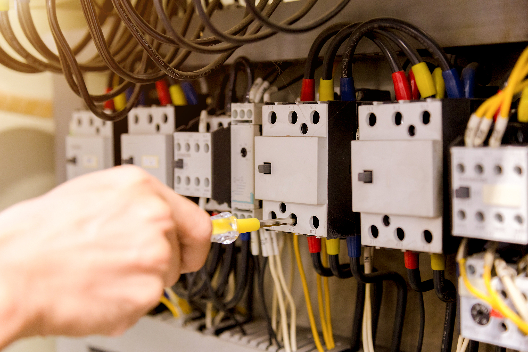 互感器电表 三相四线互感器s1s2端子s2不连接行不帮我用210字详细描述