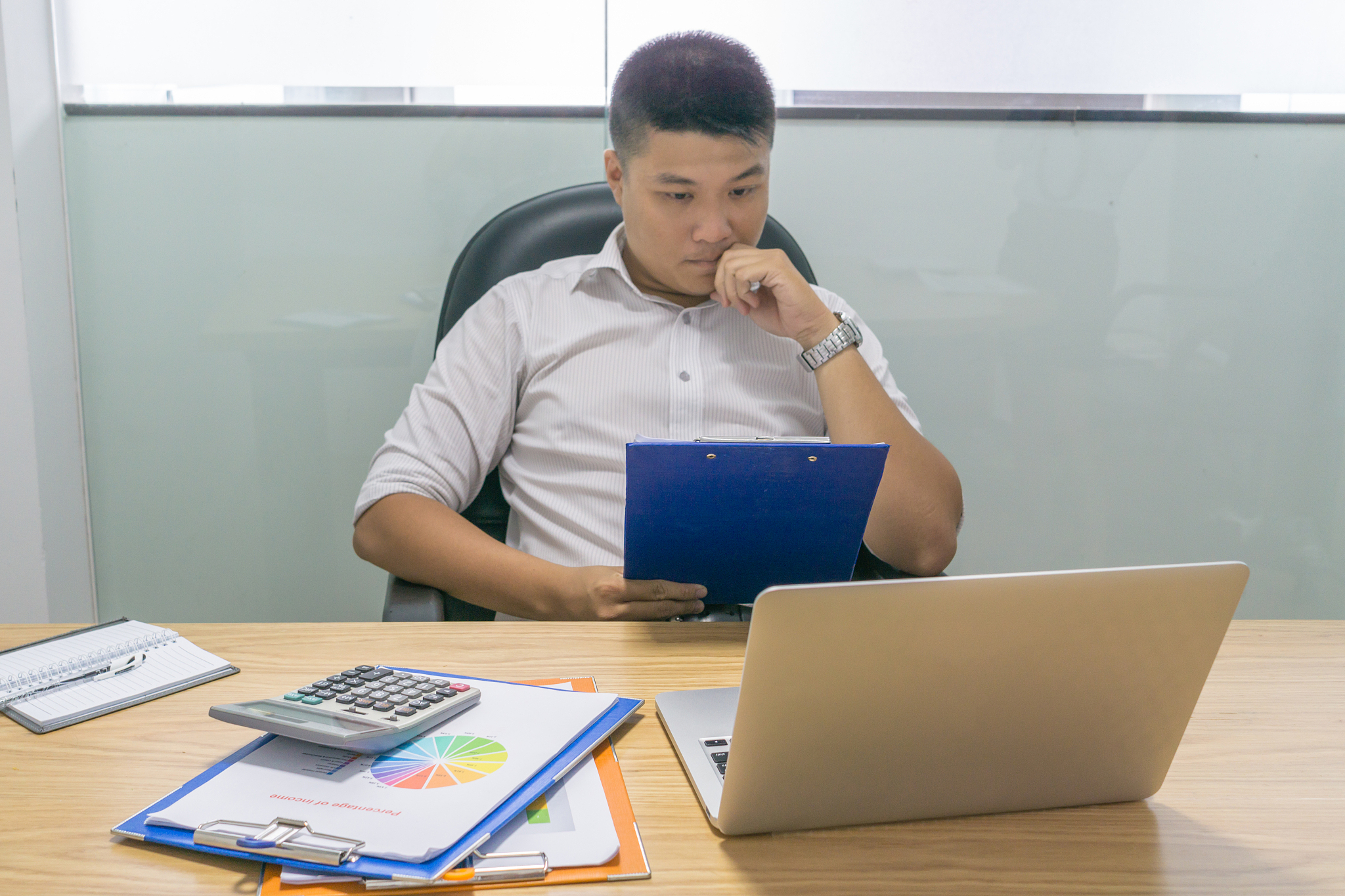 一、发展基建部统筹负责新能源建设项目实施负责项目的整体规划、立项、组织、协调和管理把控预算、防控风险。1负责站内新能源项目规划选址、基础资料收集含站外项目项目立项、组织上会及效益测算、上报请示IPM系统创建项目。2负责依据省公司入围单位履行施工单位选商、合同签订、设备采购及验收含易派客、承包商考核、招标需求申请、付款、项目报审。3负责确定新能源场站的施工图、消防设计及方案审查制定设备及材料的技术标 一、发展基建部统筹负责新能源建设项目实施负责项目的整体规划、立项、组织、协调和管理把控预算、防控风险。1负责站内新能源项目规划选址、基础资料收集含站外项目项目立项、组织上会及效益测算、上报请示IPM系统创建项目。2负责依据省公司入围单位履行施工单位选商、合同签订、设备采购及验收含易派客、承包商考核、招标需求申请、付款、项目报审。3负责确定新能源场站的施工图、消防设计及方案审查制定设备及材料的技术标
