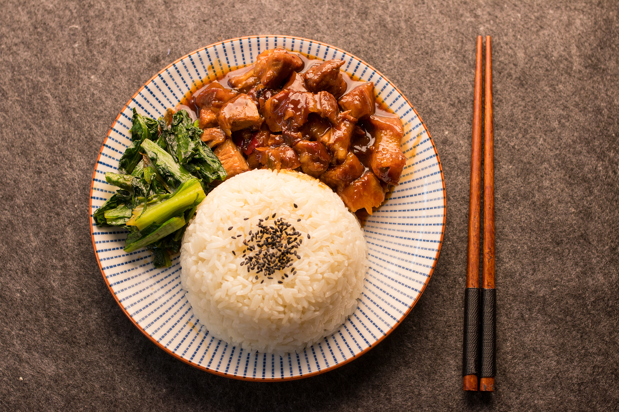 帮我写个外卖好评菜名是卤肉饭