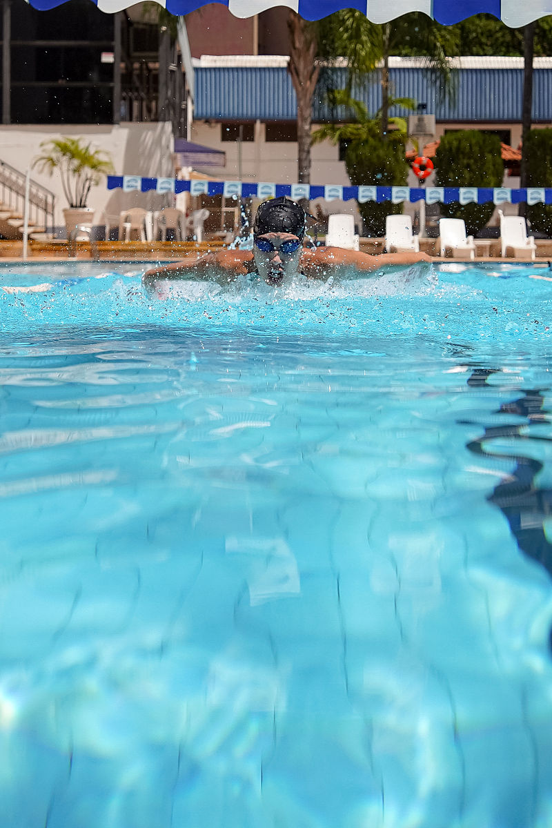 蓝湖郡体育中心室外泳池：规模庞大、设施齐全，为您打造完美游泳体验