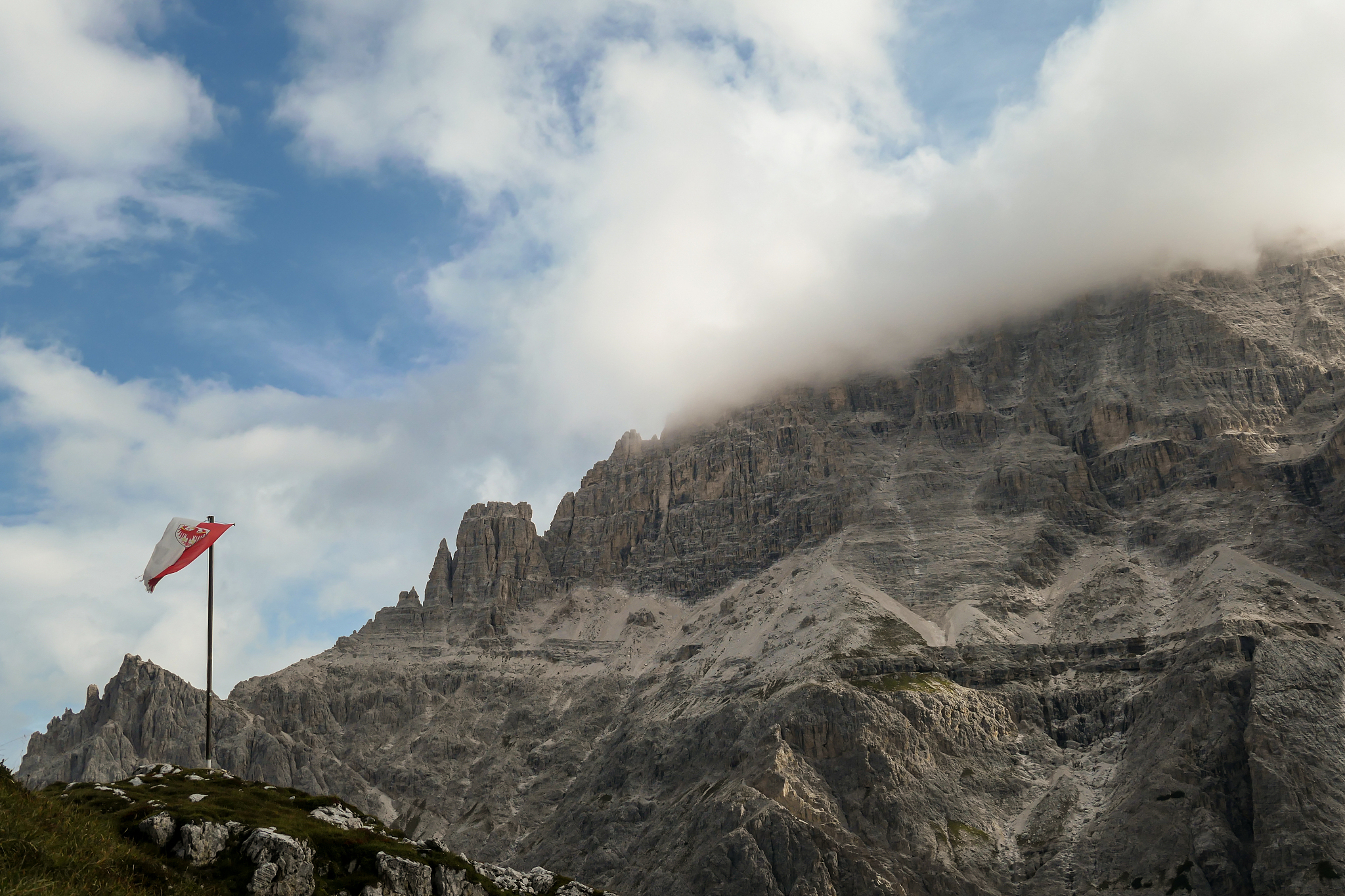 oberbachernspitze - a tirolian flag waving on a wind in italian 