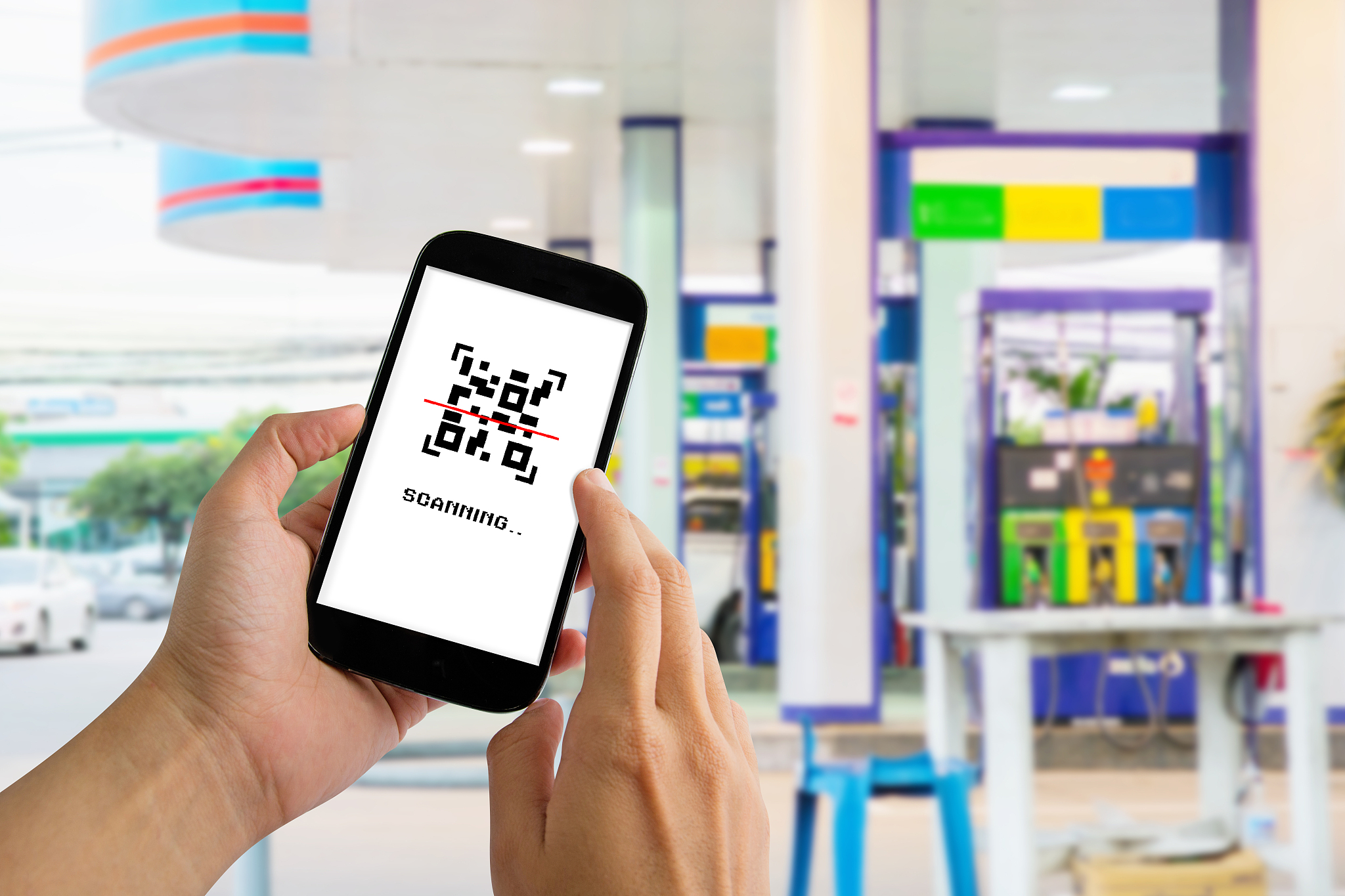 scanning qr code