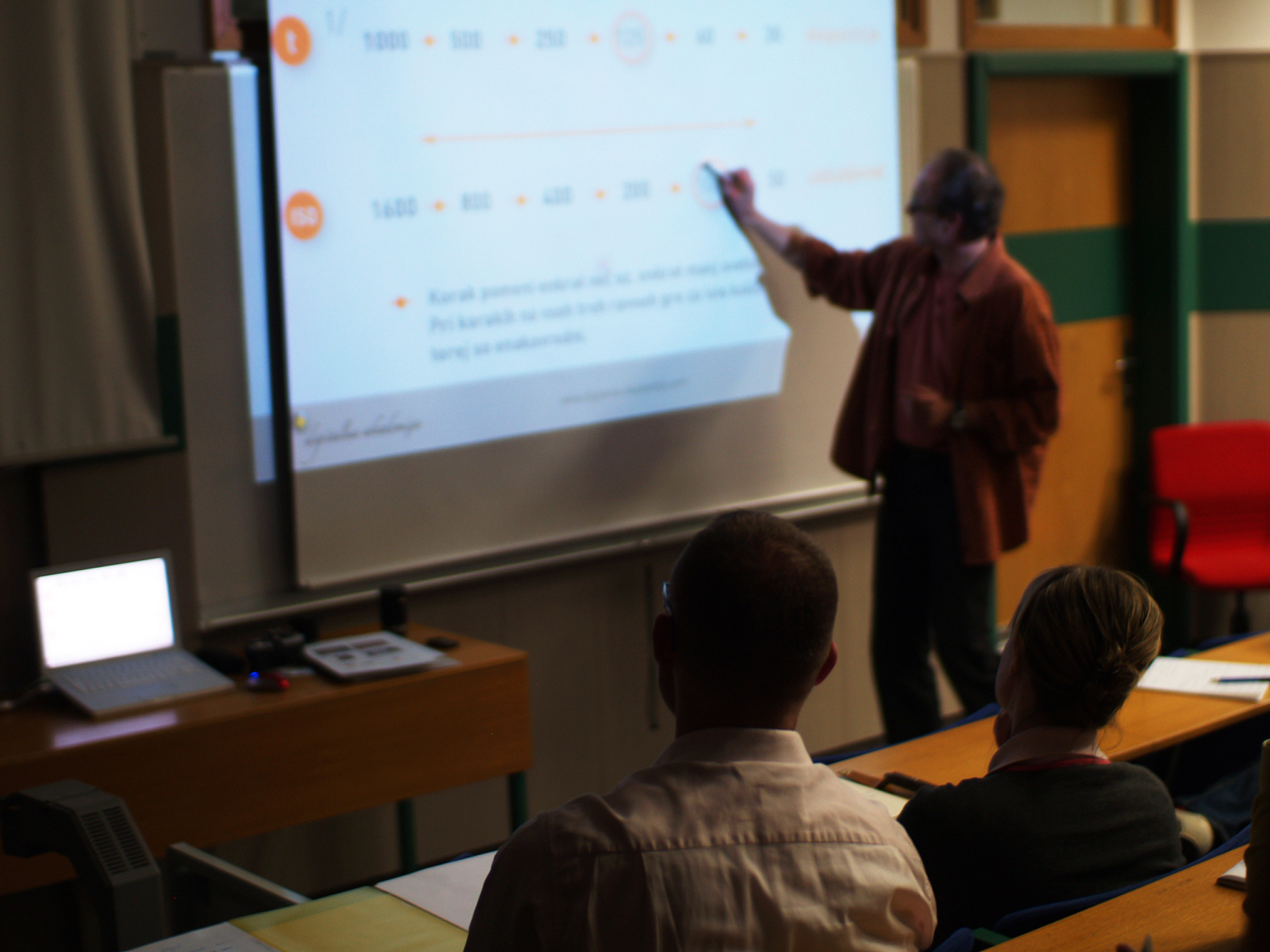 帮我写一个关于周刚老师的《汇报逻辑思维与呈现》课程总结