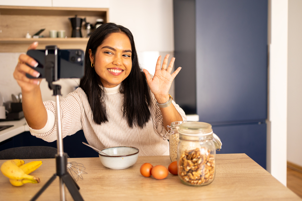 感觉你拍的东西 跨度也好大啊哈哈哈 之前以为光是弄美妆的垂直领域呢