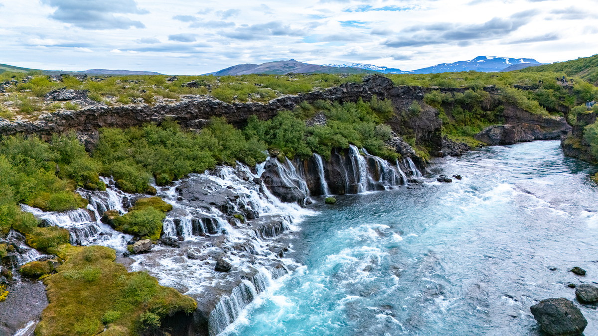 改写以下内容使其更加通顺：然而由于当时的公园管理未受到国会的重视早期的国家公园对于保护视觉资源的能力非常有限。举例来说1872年黄石公园建立后热爱公园的纳撒尼尔·兰福德无偿担任了公园园长的职务。但由于需要兼顾银行的全职工作偌大的黄石公园只由他一个人来管理结果可想而知。此外由于缺乏管理资金无论是在内政部还是单个国家公园都没有建立有效的公园管理力量。加之由于内政部没有颁布具有实效的国家公园政策对于违法