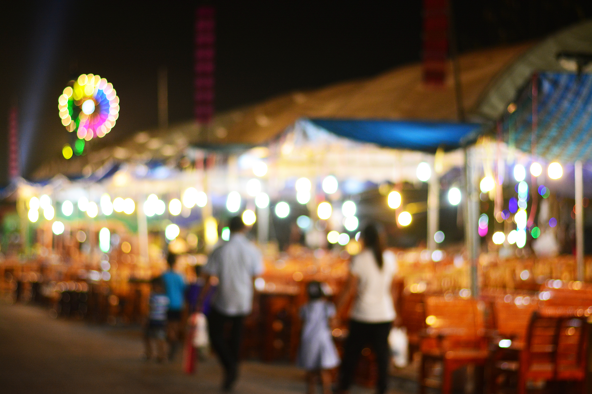 写一篇关于夏日城市纳凉的稿子